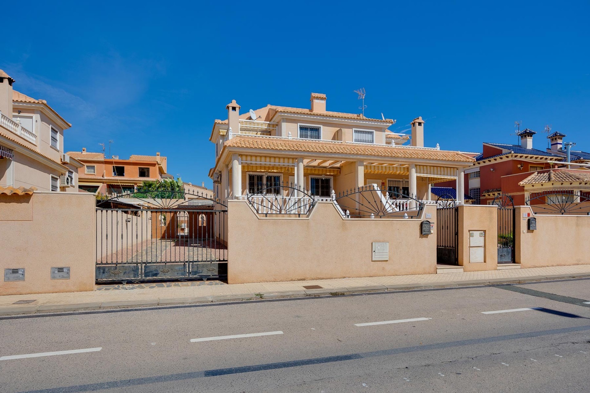 Resale - Chalet -
Torrevieja - Costa Blanca