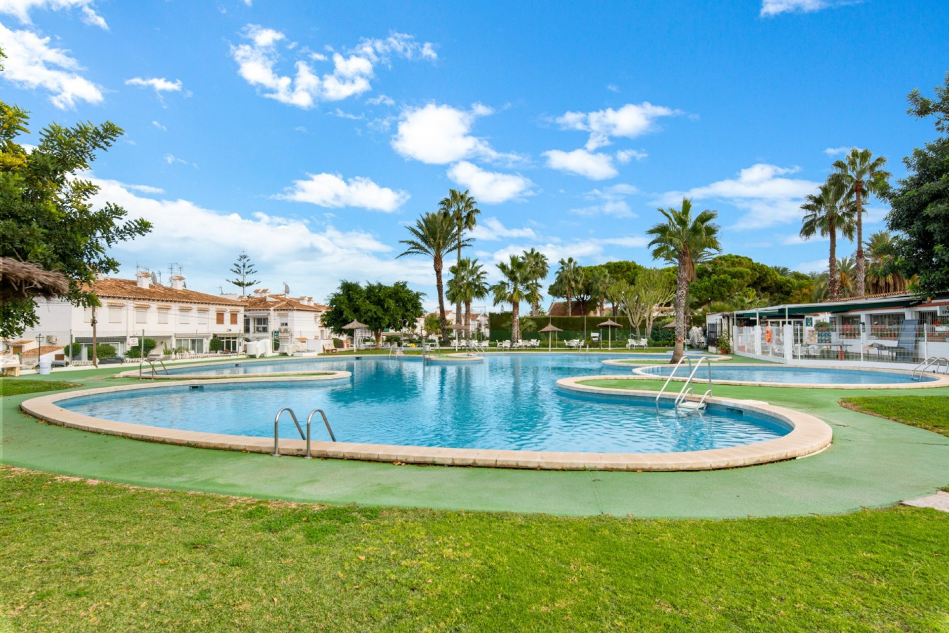 Resale - Chalet -
Torrevieja - Costa Blanca