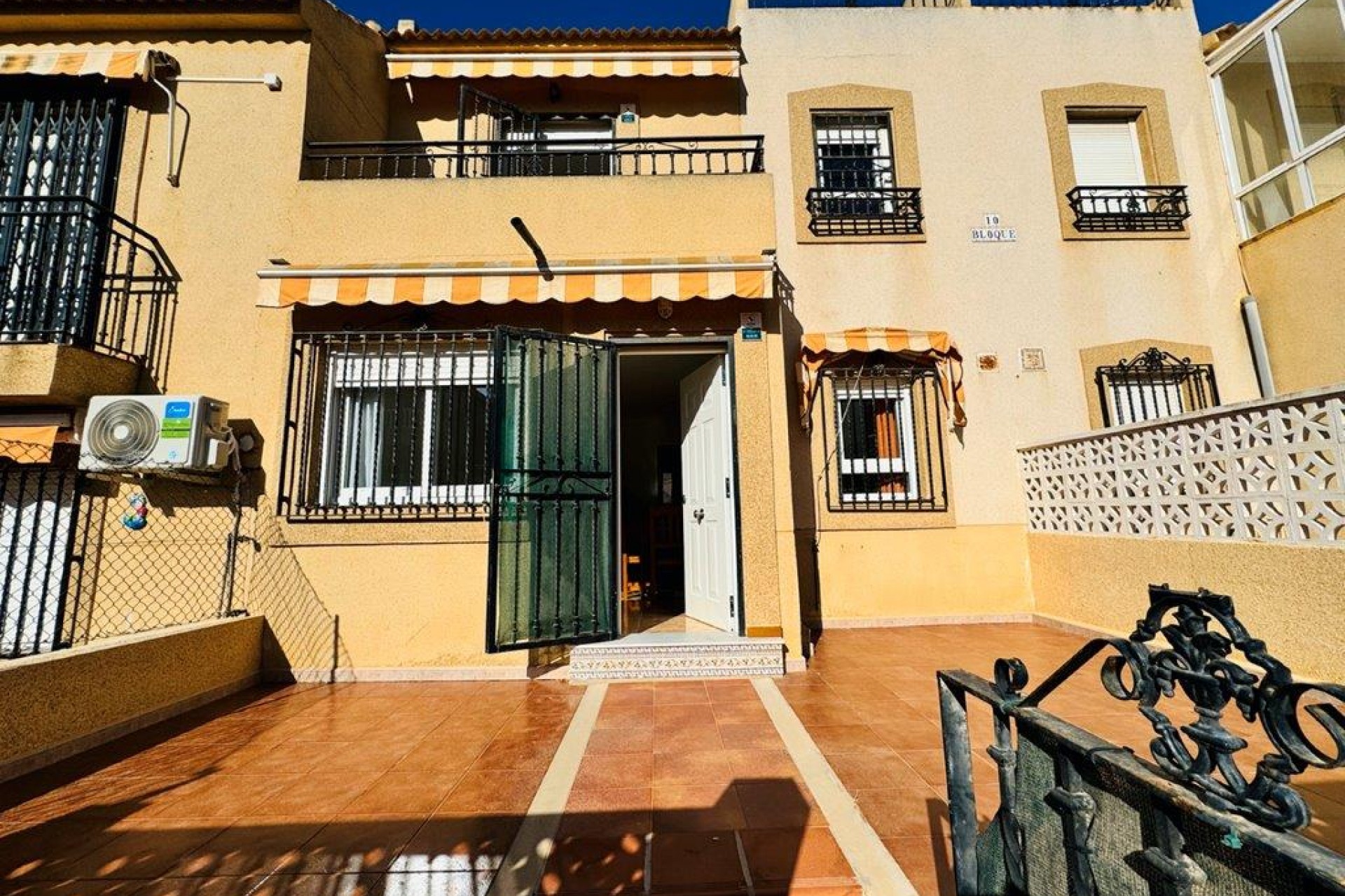 Resale - Chalet -
Torrevieja - Costa Blanca