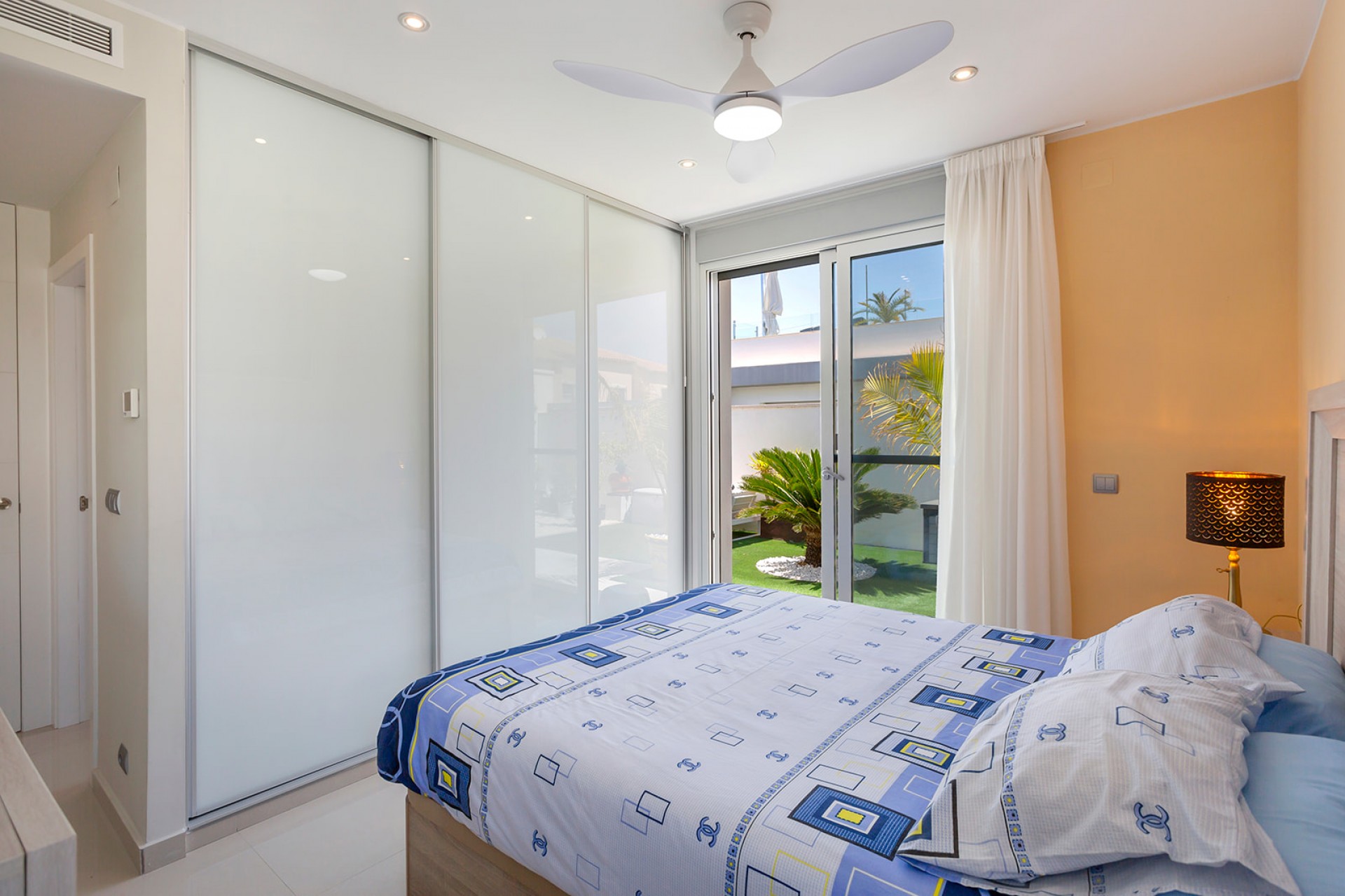 Resale - Chalet -
Torrevieja - Costa Blanca