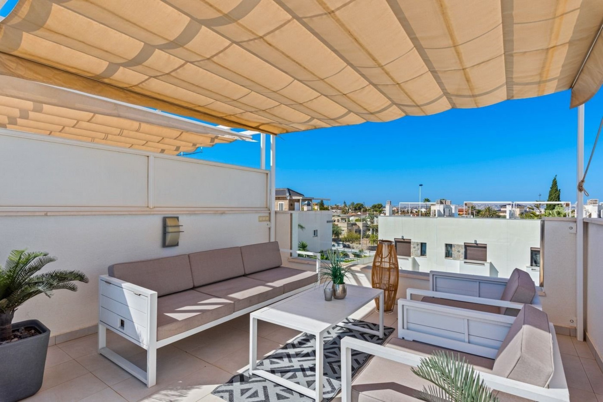 Resale - Chalet -
Torrevieja - Costa Blanca