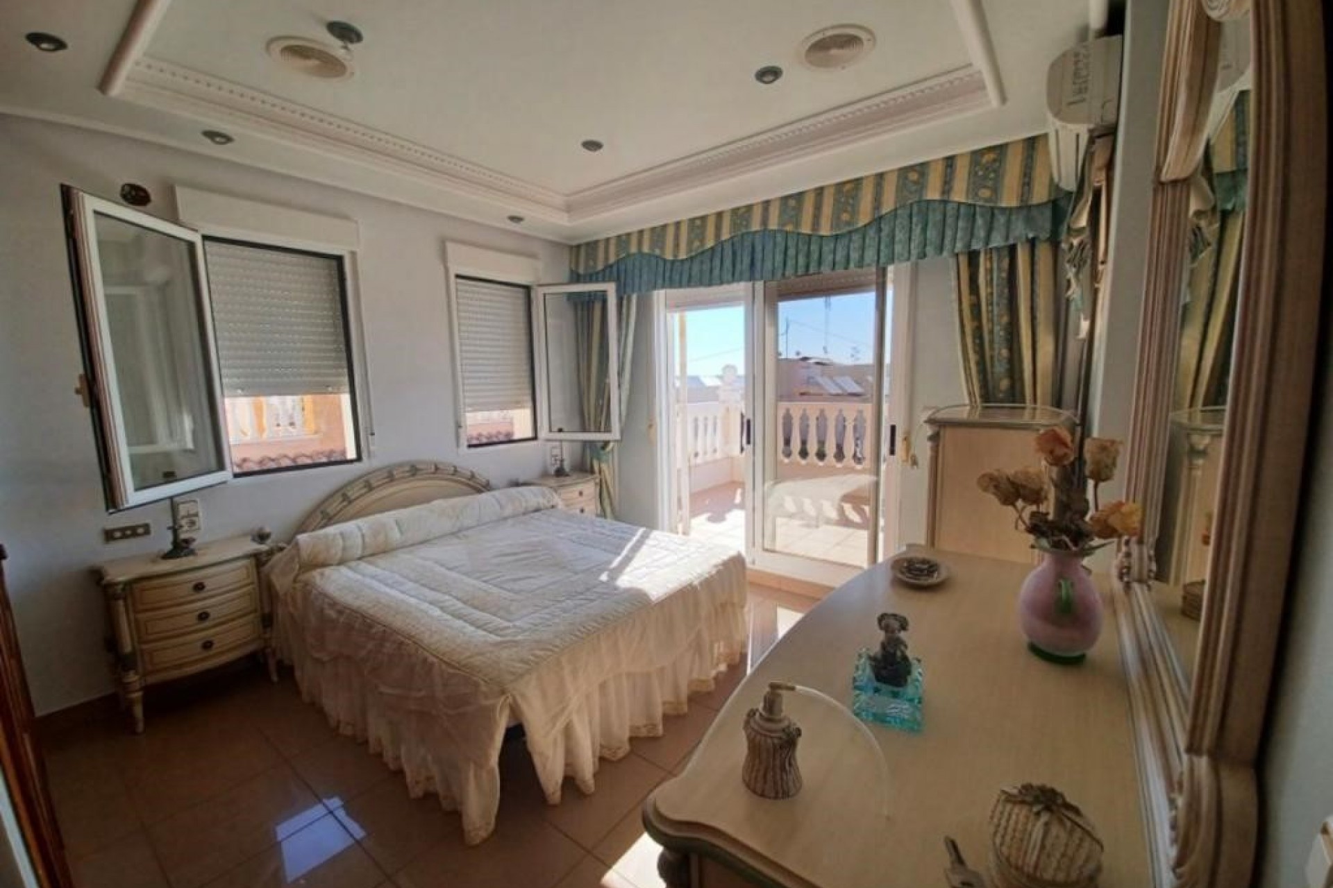 Resale - Chalet -
Torrevieja - Costa Blanca