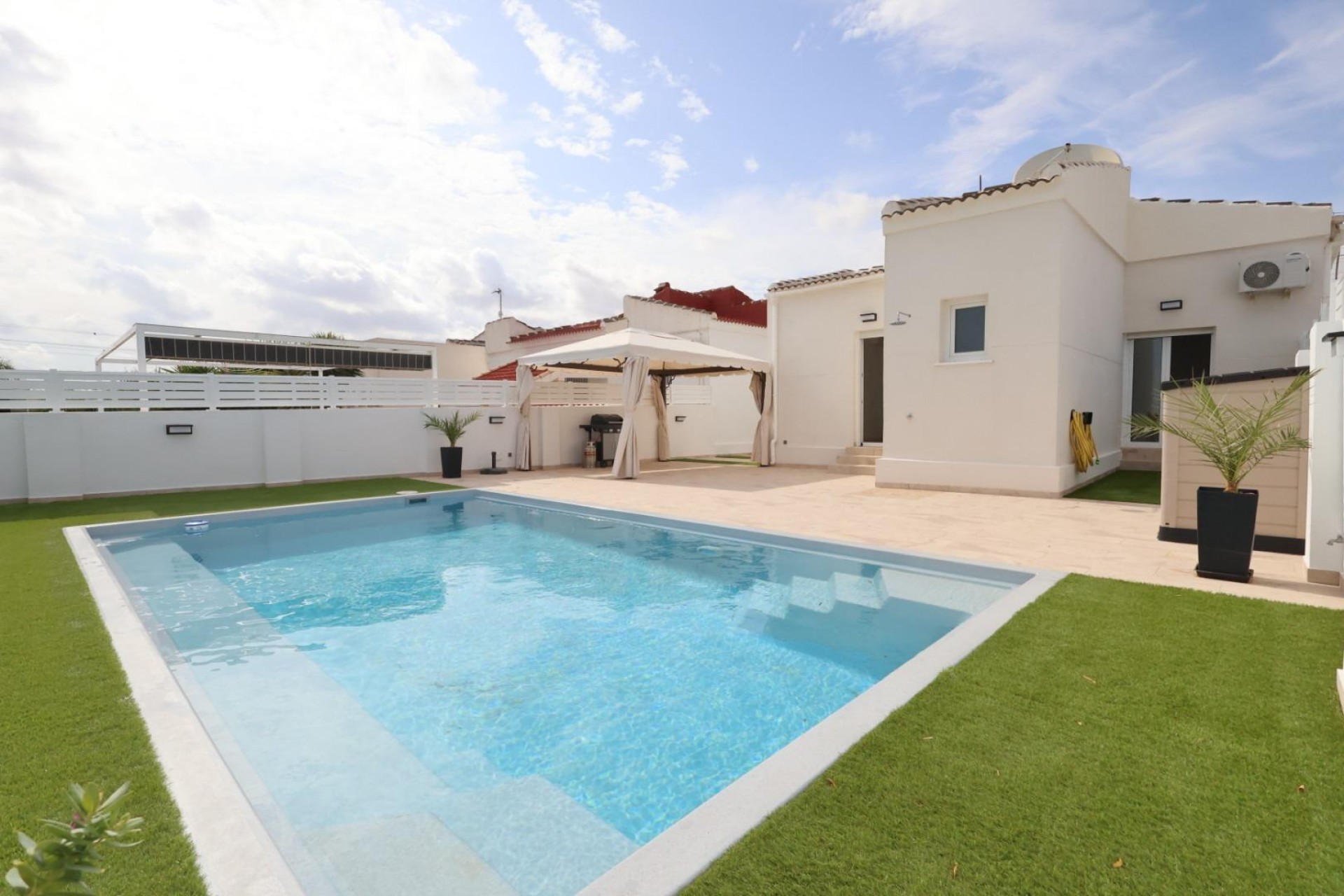 Resale - Chalet -
Torrevieja - Costa Blanca