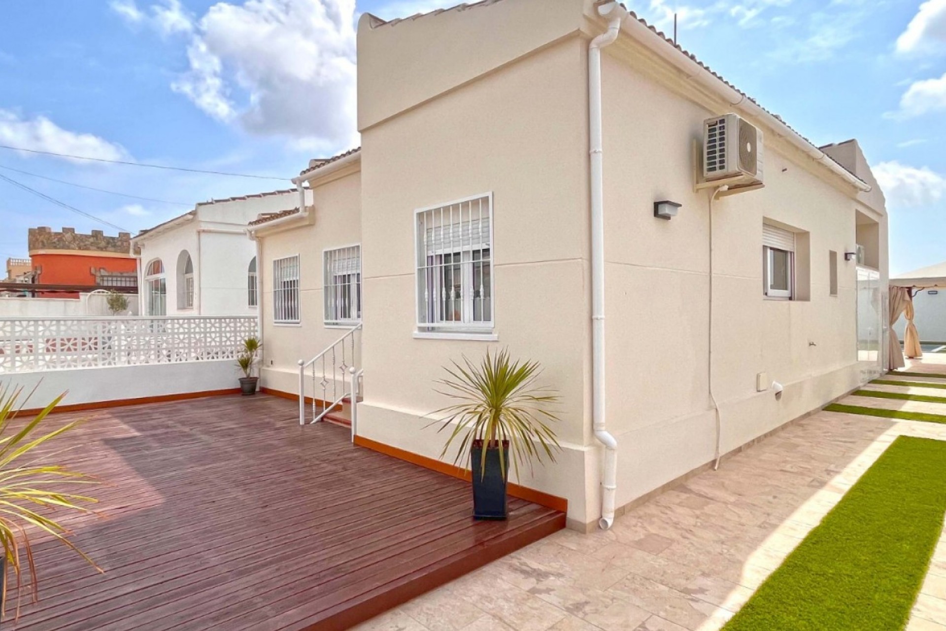 Resale - Chalet -
Torrevieja - Costa Blanca