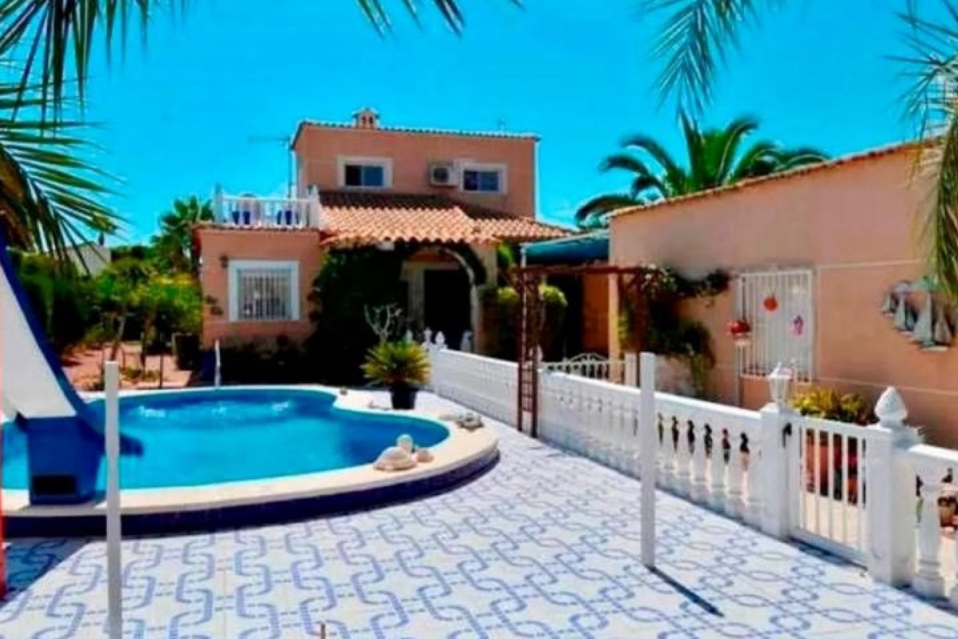 Resale - Chalet -
Torrevieja - Costa Blanca