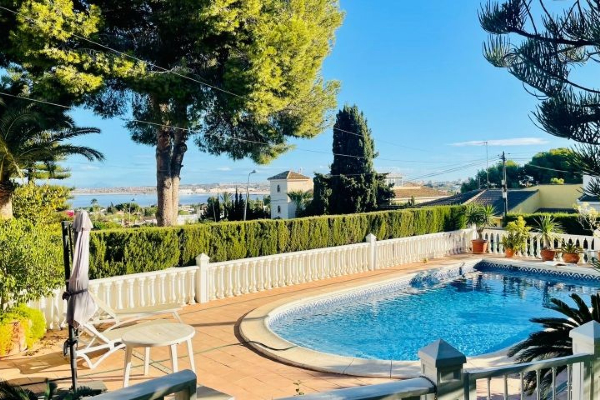 Resale - Chalet -
Torrevieja - Costa Blanca