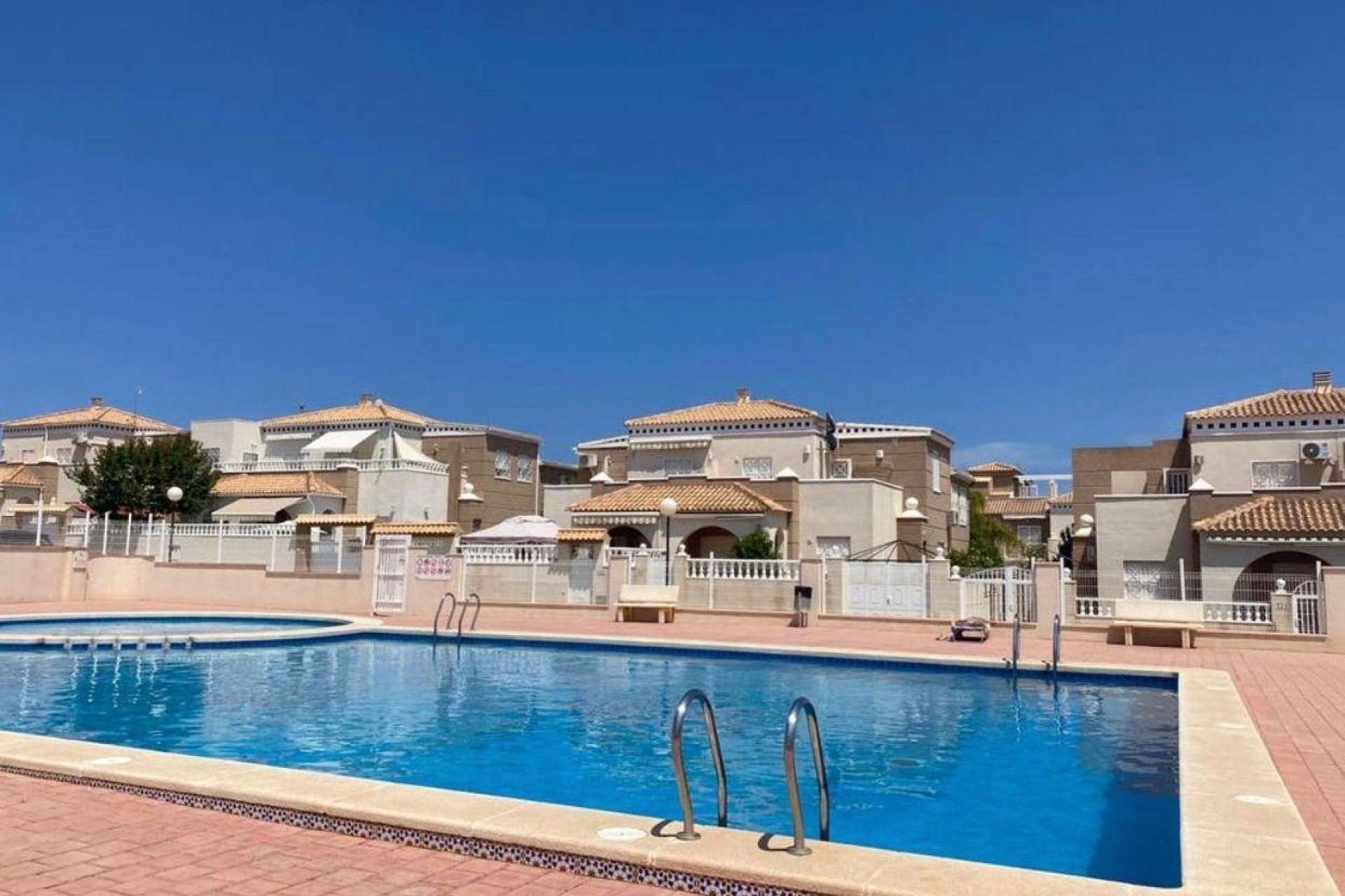 Resale - Chalet -
Torrevieja - Costa Blanca