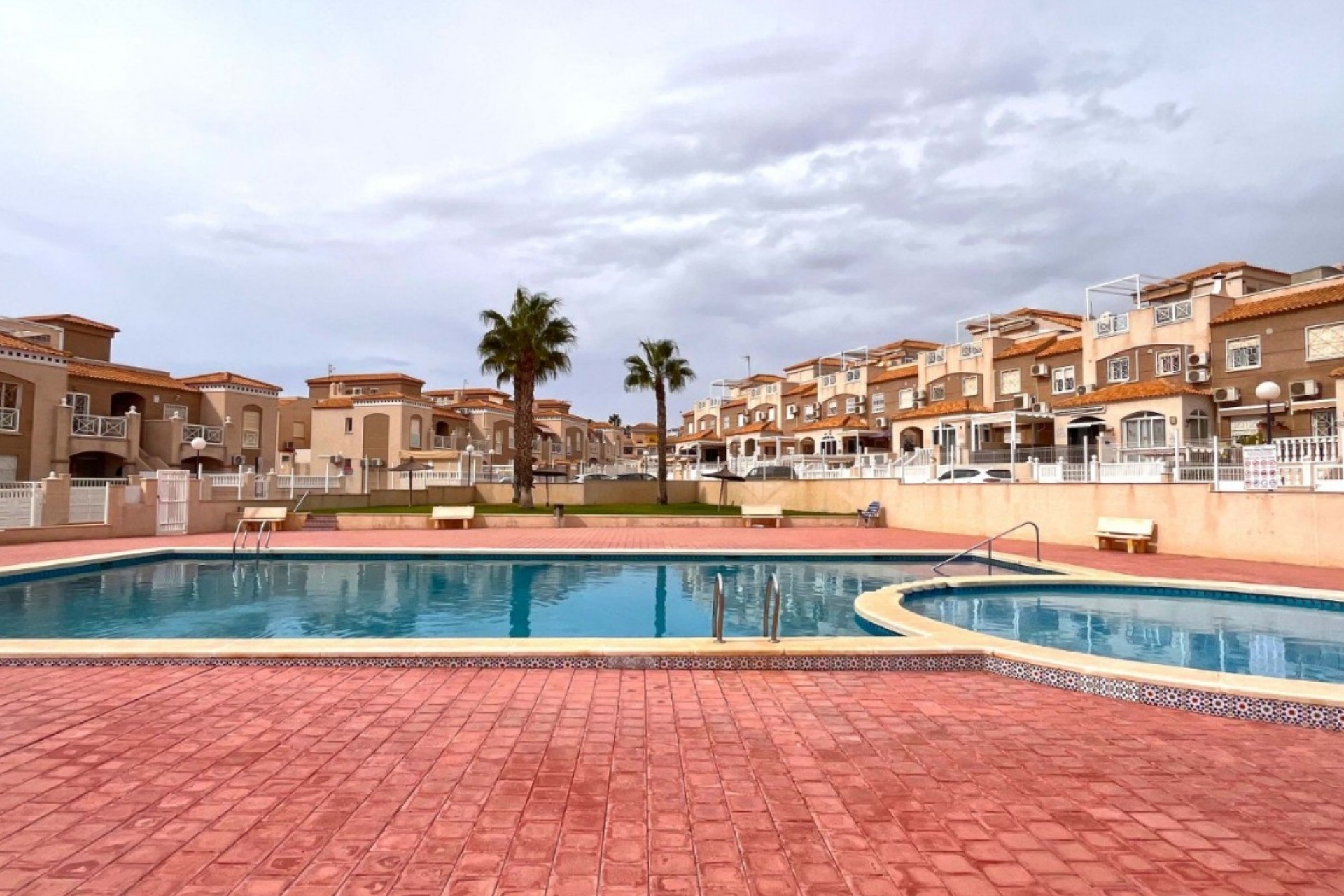 Resale - Chalet -
Torrevieja - Costa Blanca