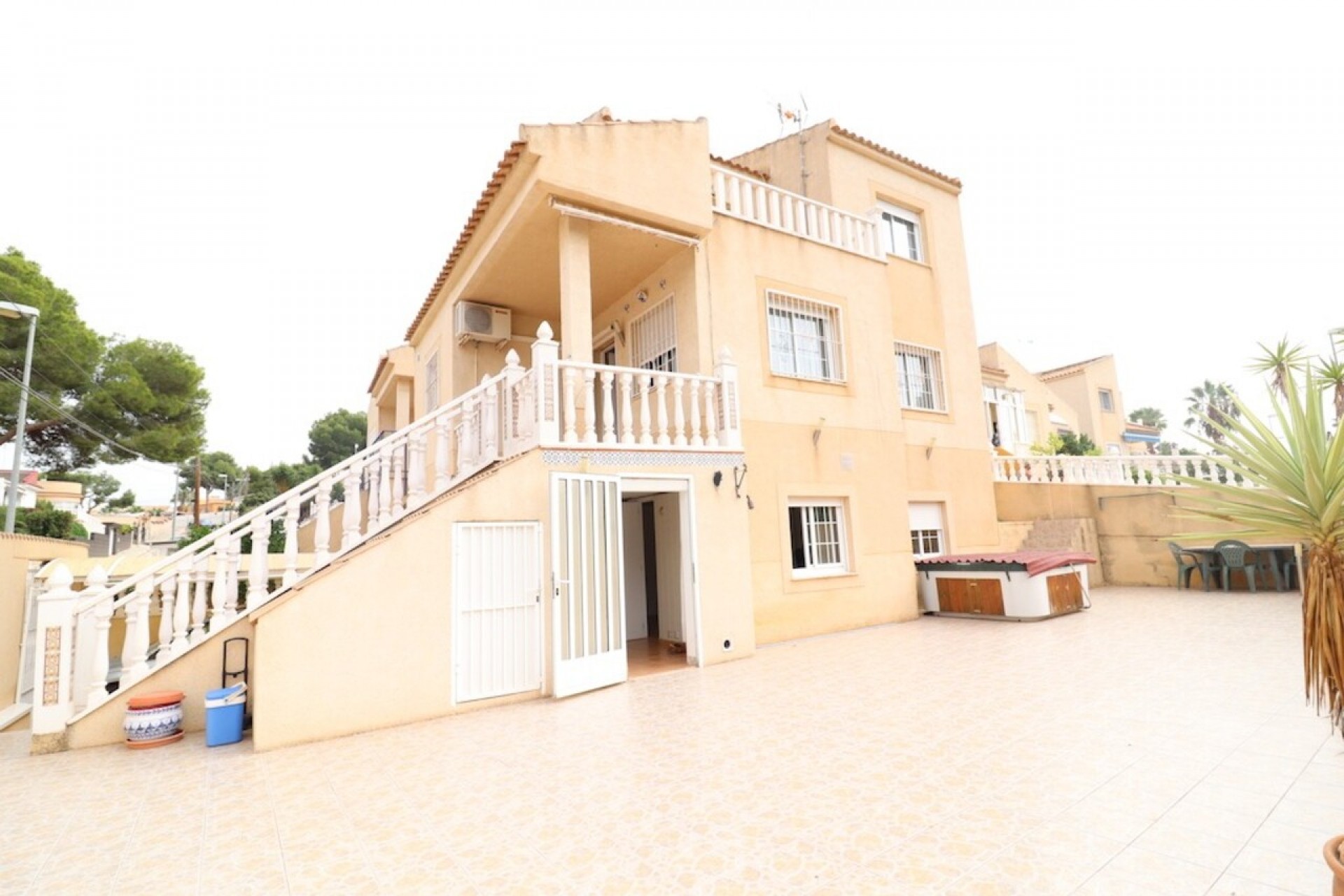 Resale - Chalet -
Torrevieja - Costa Blanca