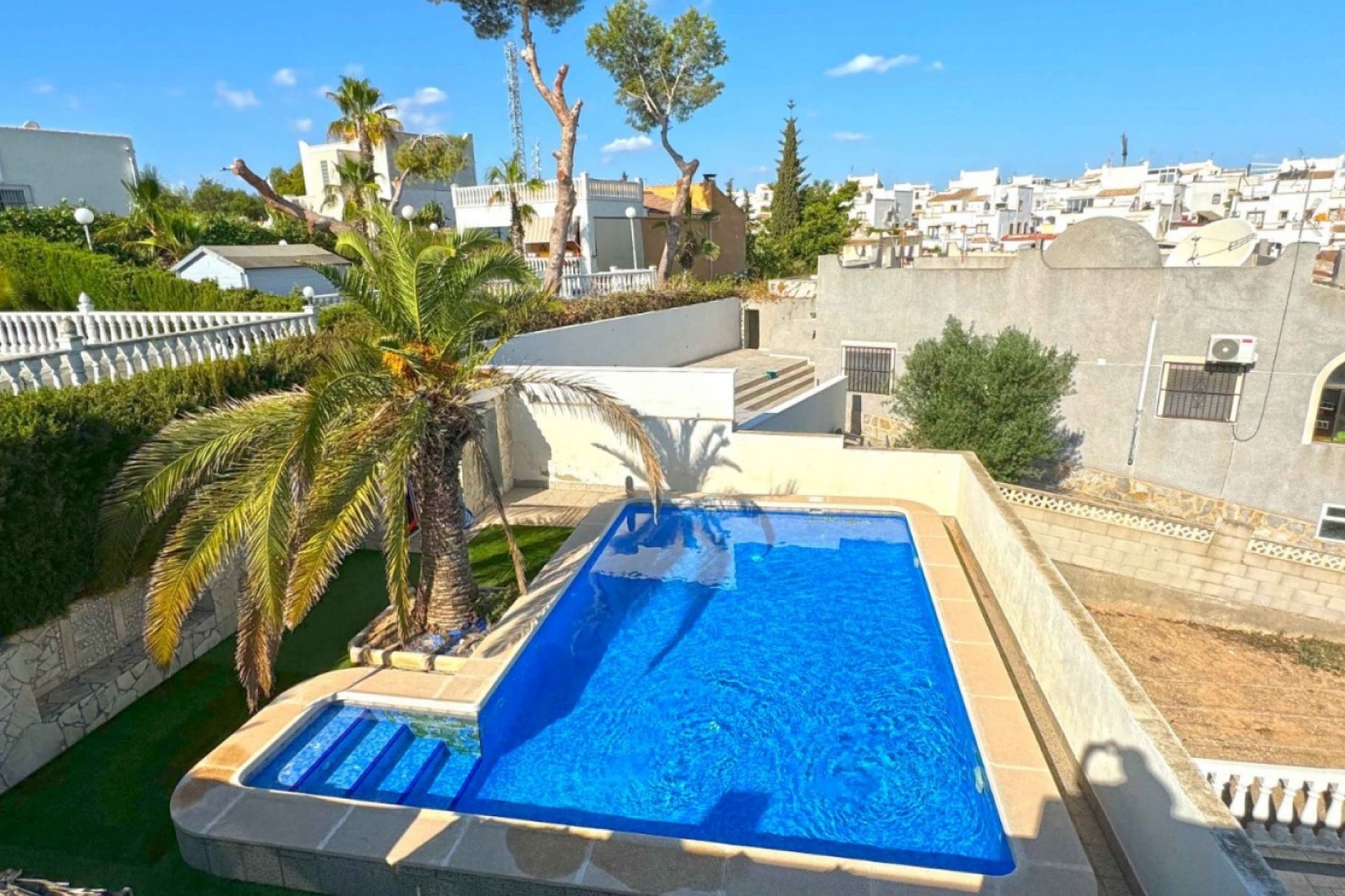 Resale - Chalet -
Torrevieja - Costa Blanca