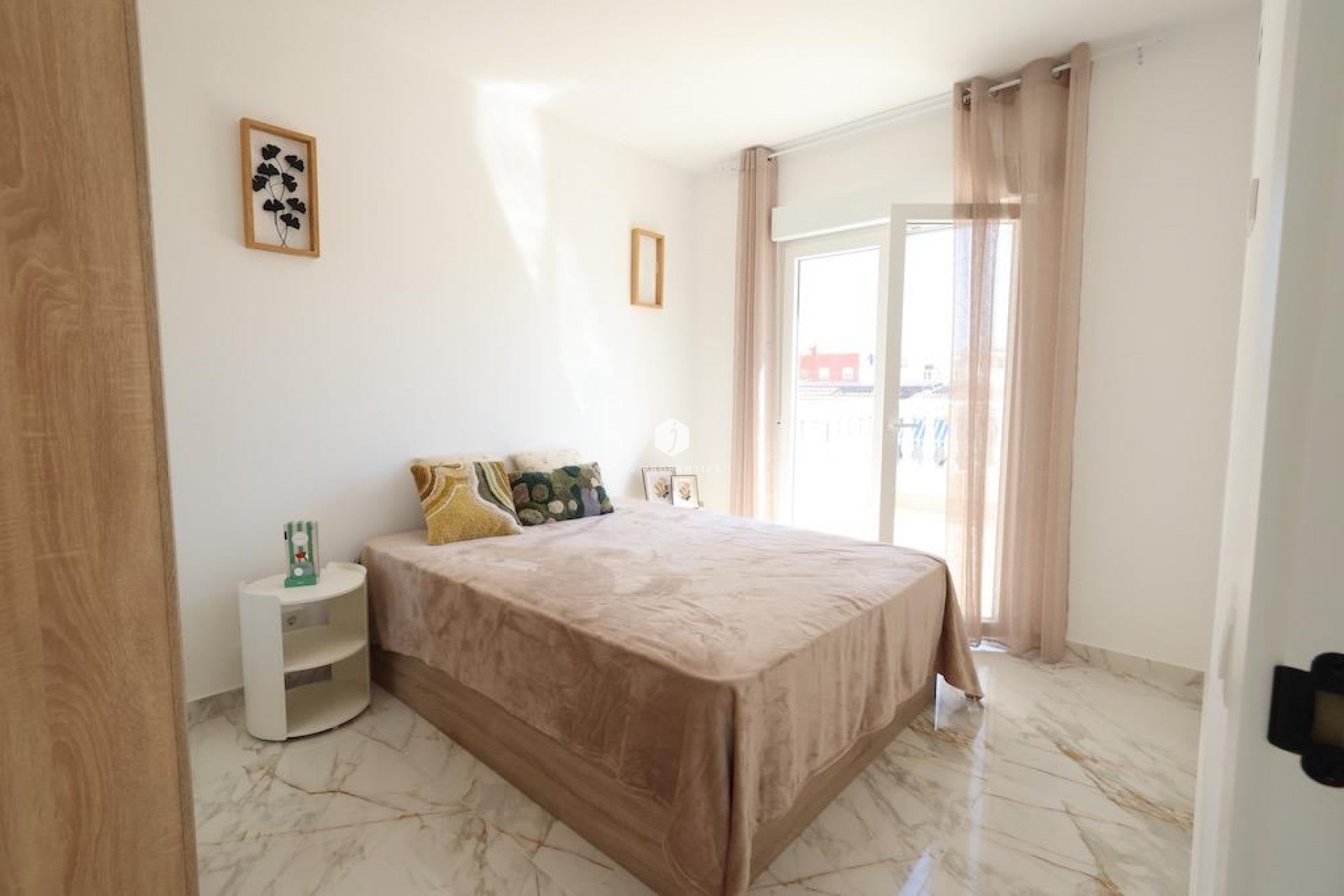 Resale - Chalet -
Torrevieja - Costa Blanca