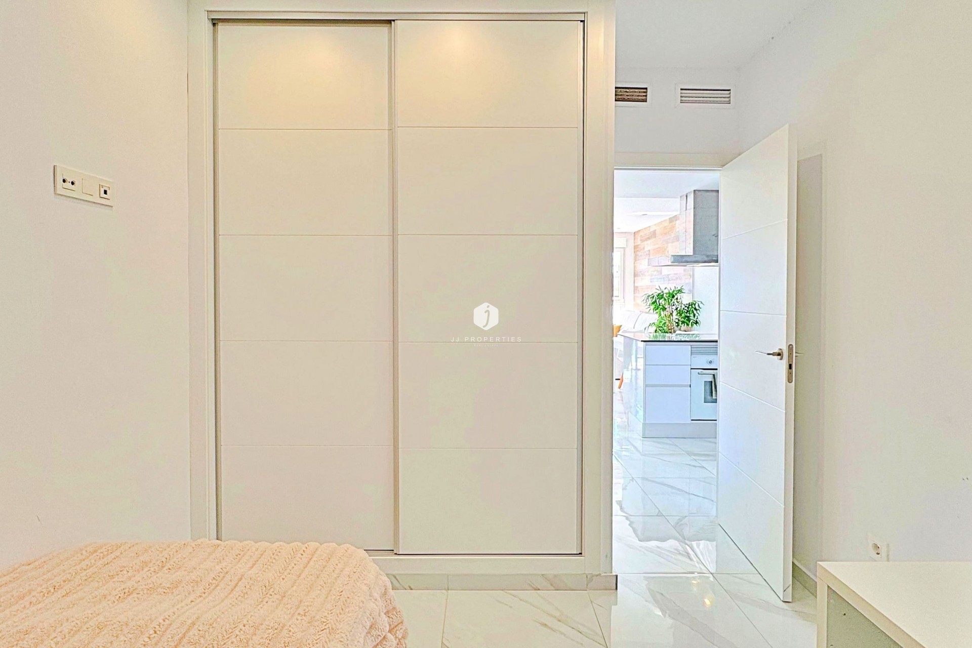 Resale - Chalet -
Torrevieja - Costa Blanca