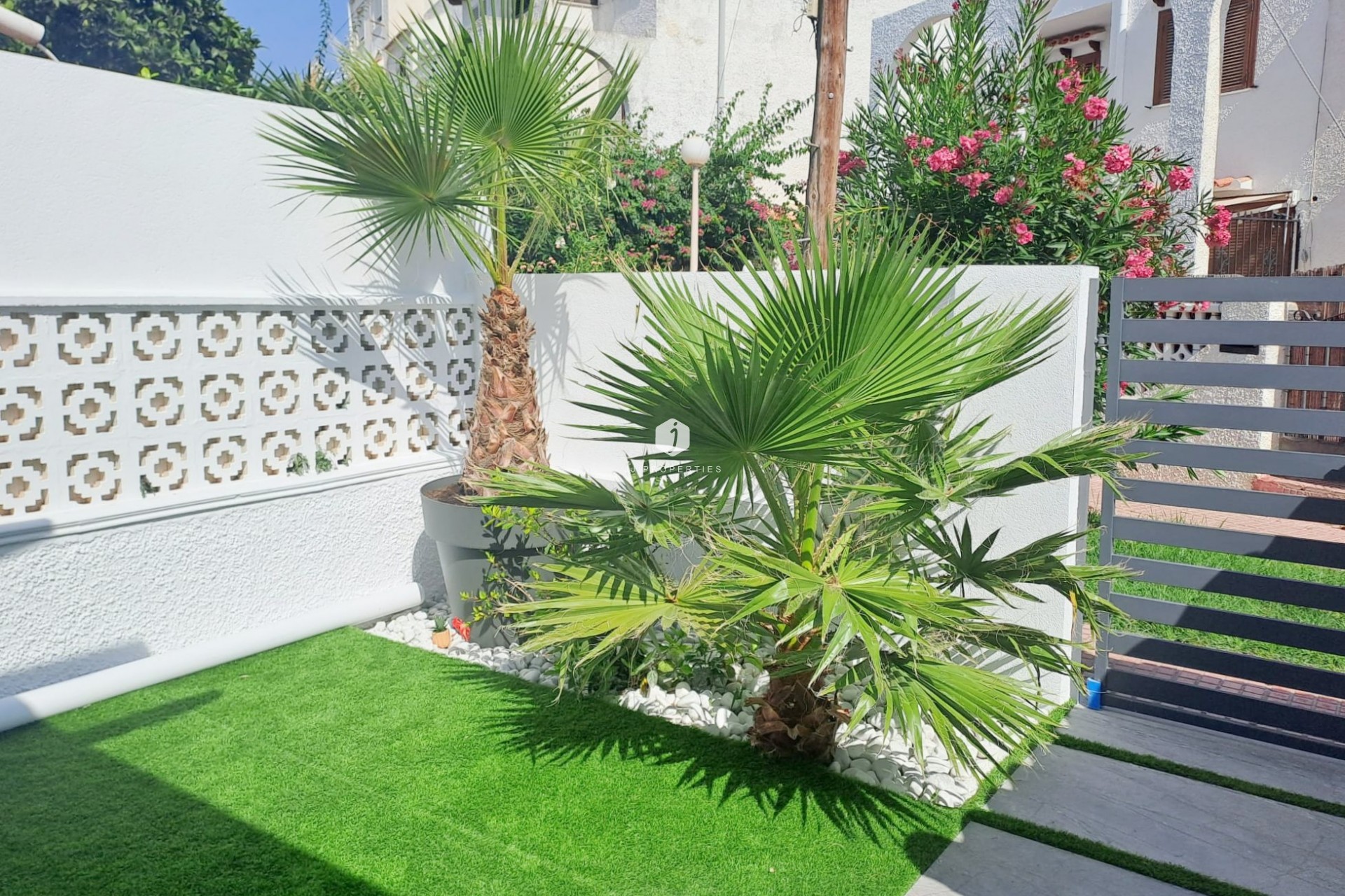 Resale - Chalet -
Torrevieja - Costa Blanca