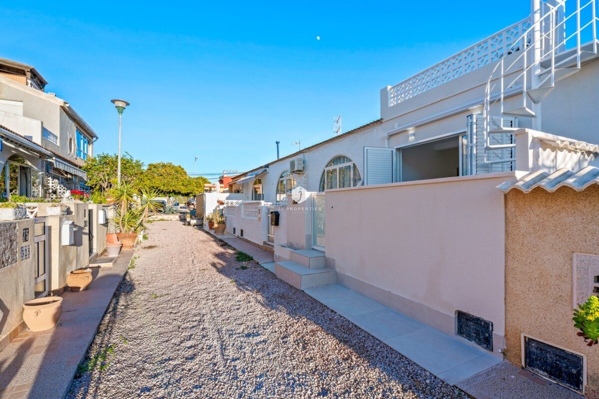 Resale - Chalet -
Torrevieja - Costa Blanca