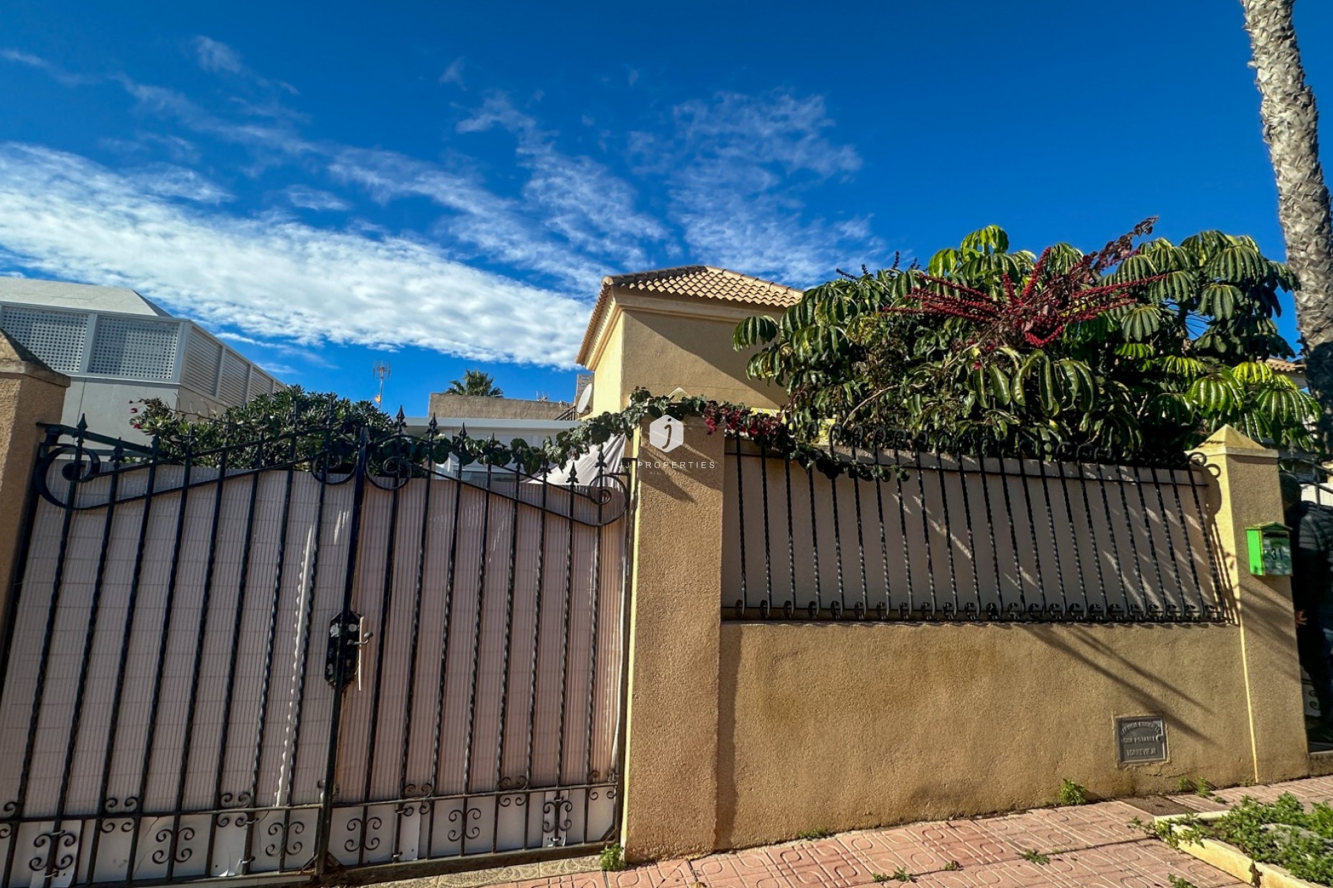 Resale - Chalet -
Torrevieja - Costa Blanca