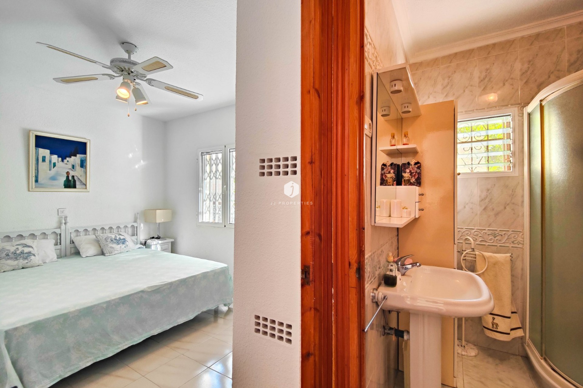 Resale - Chalet -
Torrevieja - Costa Blanca