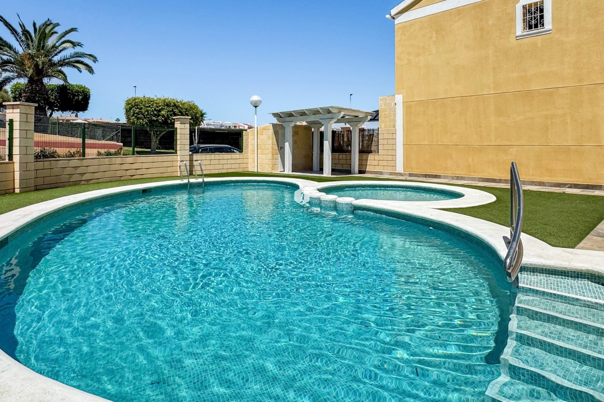Resale - Chalet -
Torrevieja - Costa Blanca