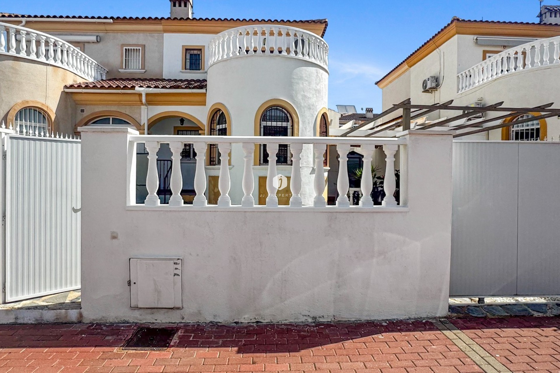 Resale - Chalet -
Torrevieja - Costa Blanca