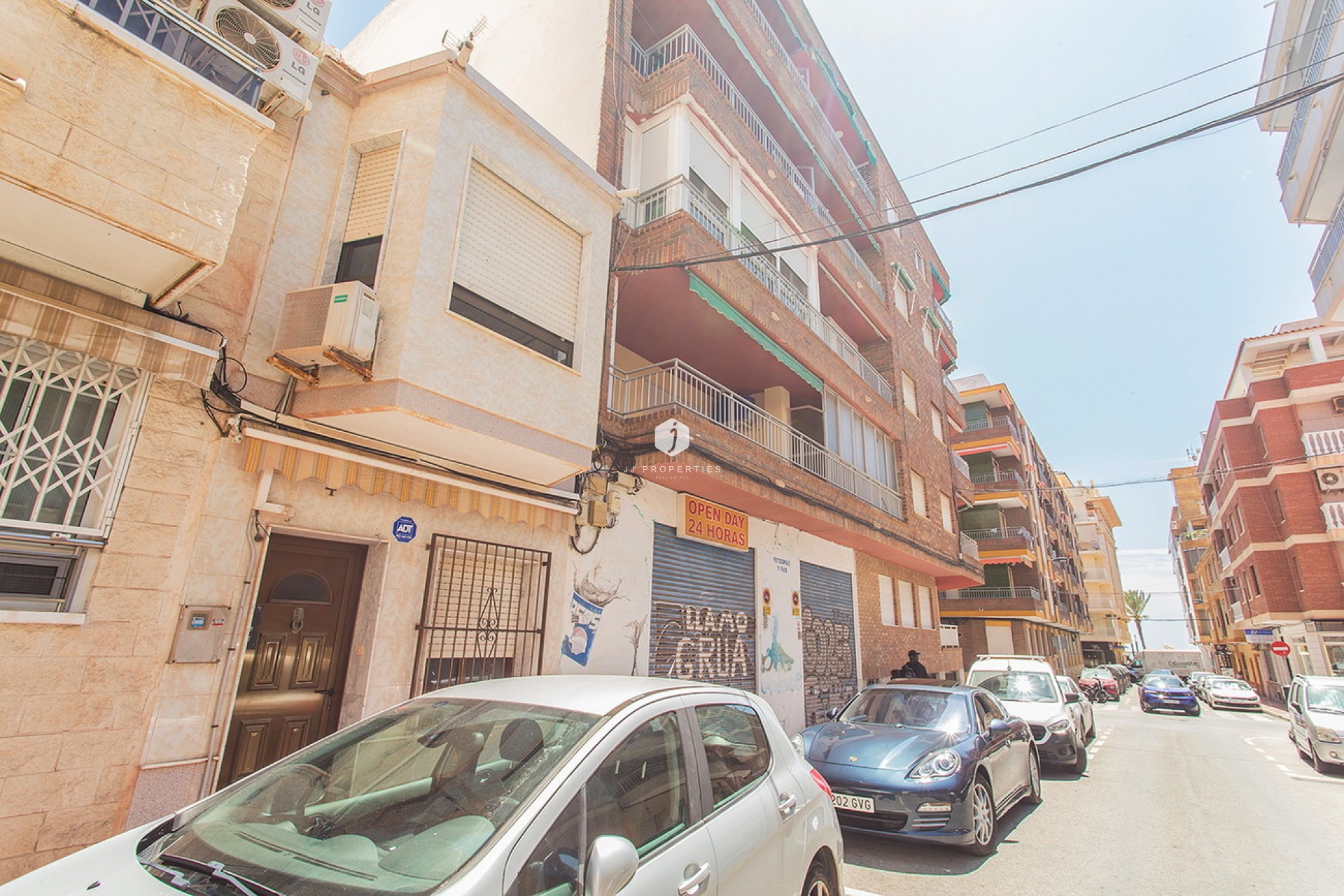 Resale - Chalet -
Torrevieja - Costa Blanca