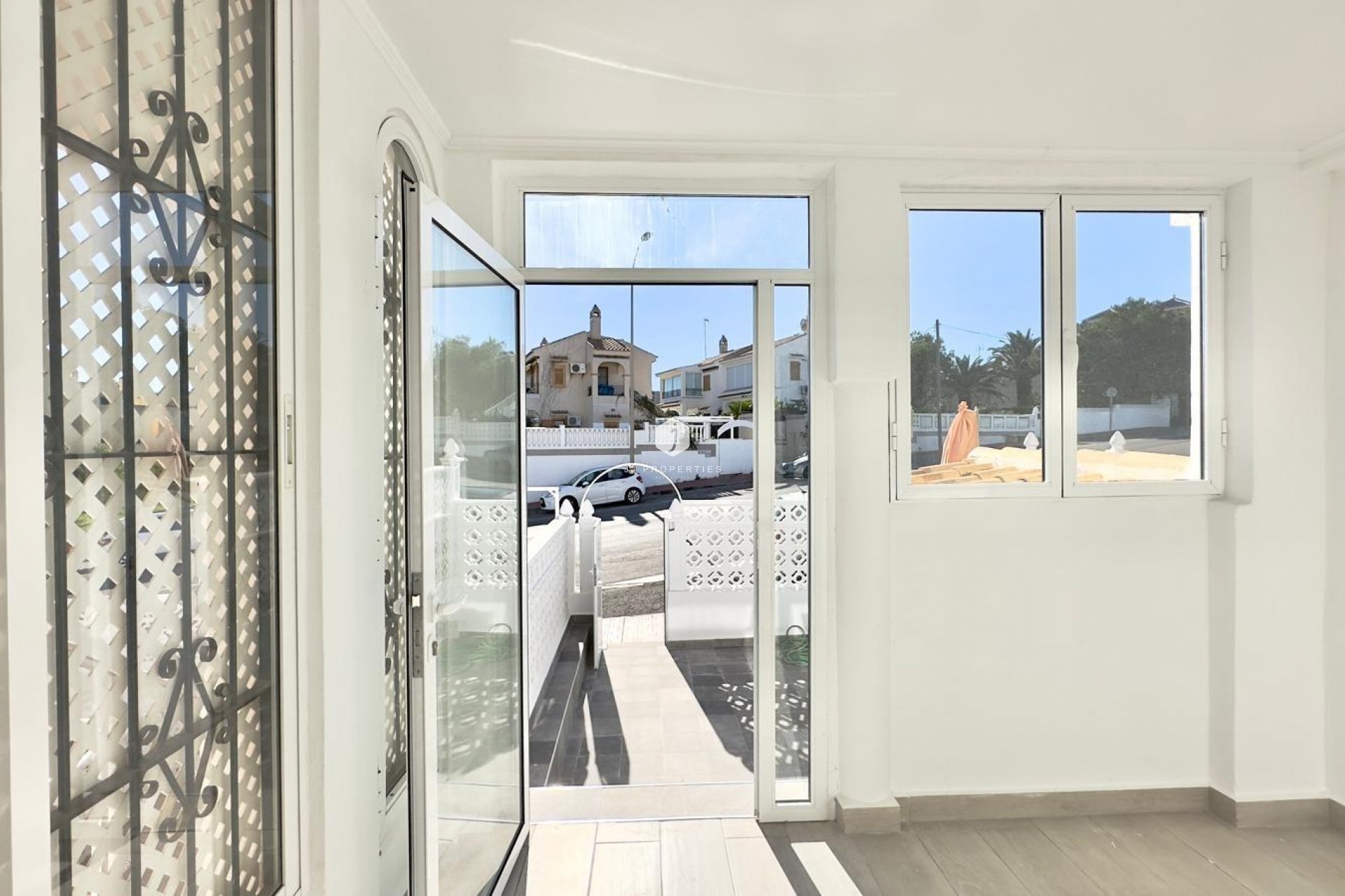 Resale - Chalet -
Torrevieja - La Mata