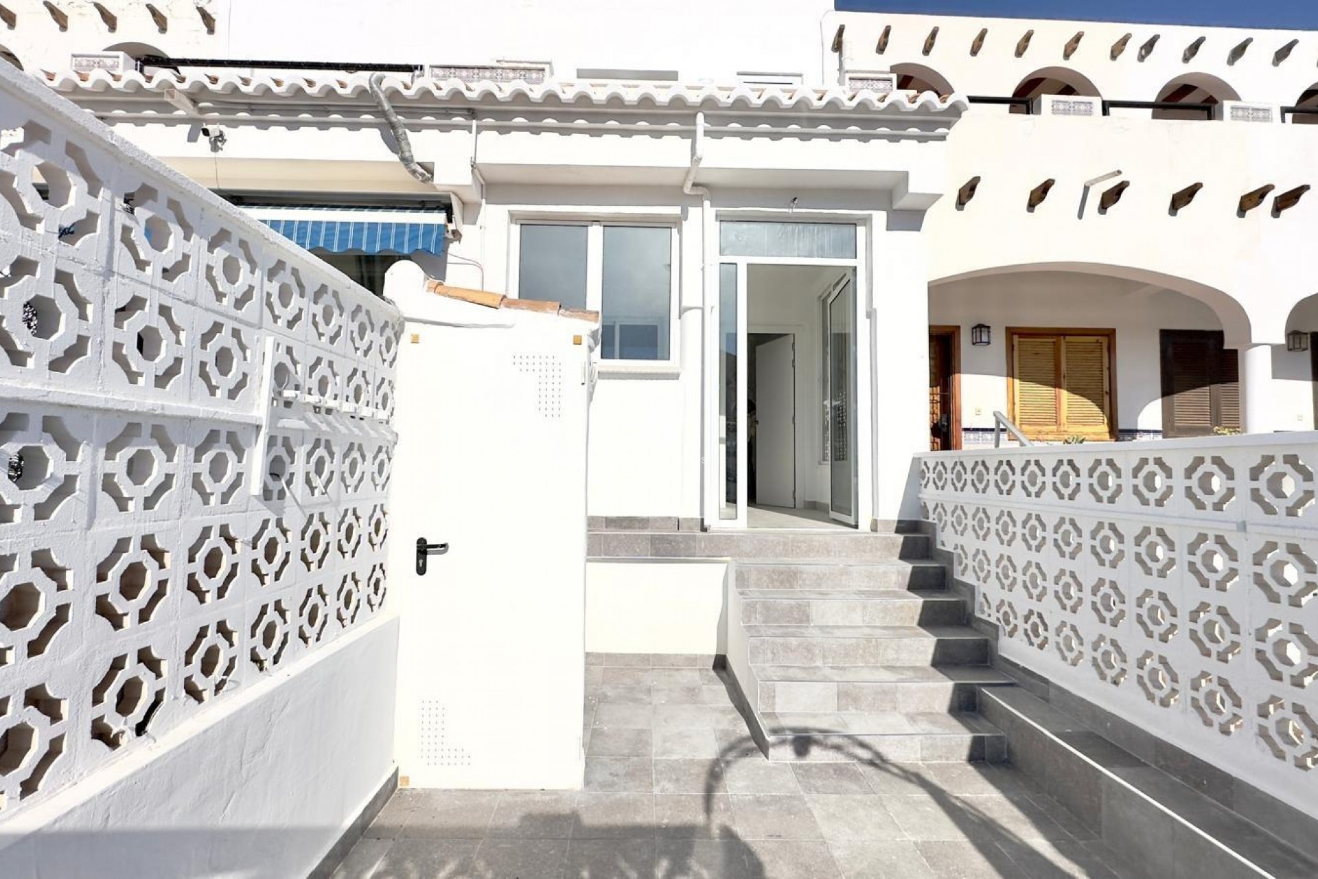 Resale - Chalet -
Torrevieja - La Mata