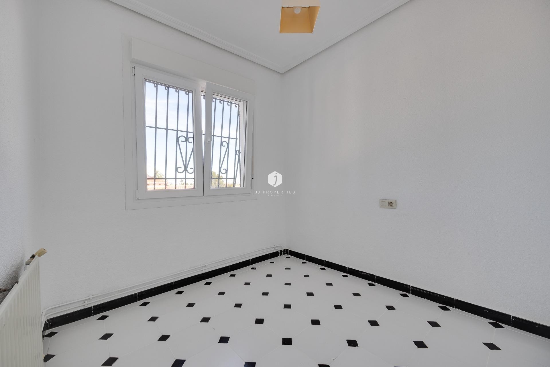 Resale - Chalet -
Torrevieja - La Siesta - El Salado - Torreta