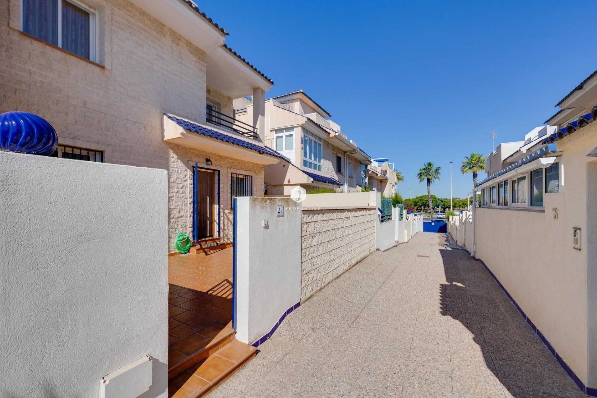 Resale - Chalet -
Torrevieja - La veleta