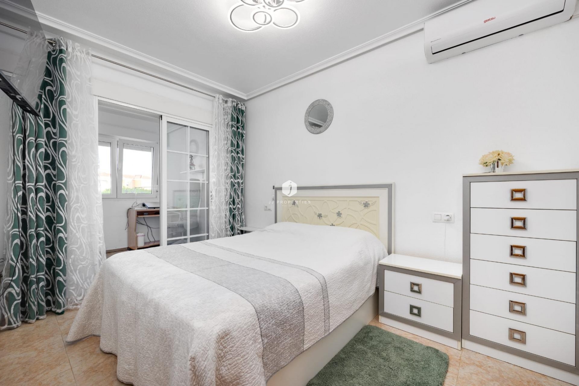 Resale - Chalet -
Torrevieja - Parque las naciones