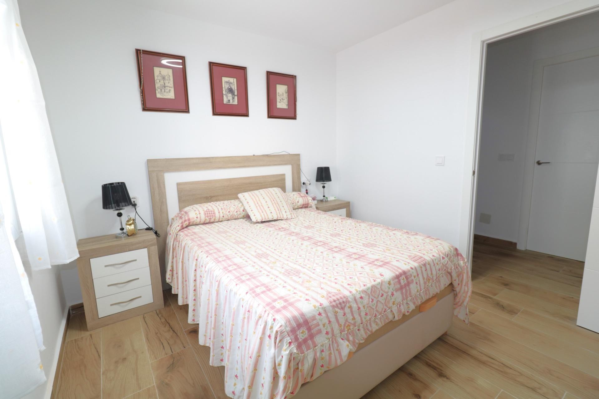 Resale - Chalet -
Torrevieja - Playa de los Naufragos