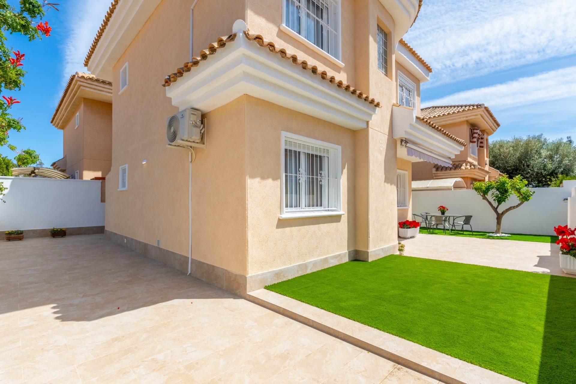 Resale - Chalet -
Torrevieja - Punta prima