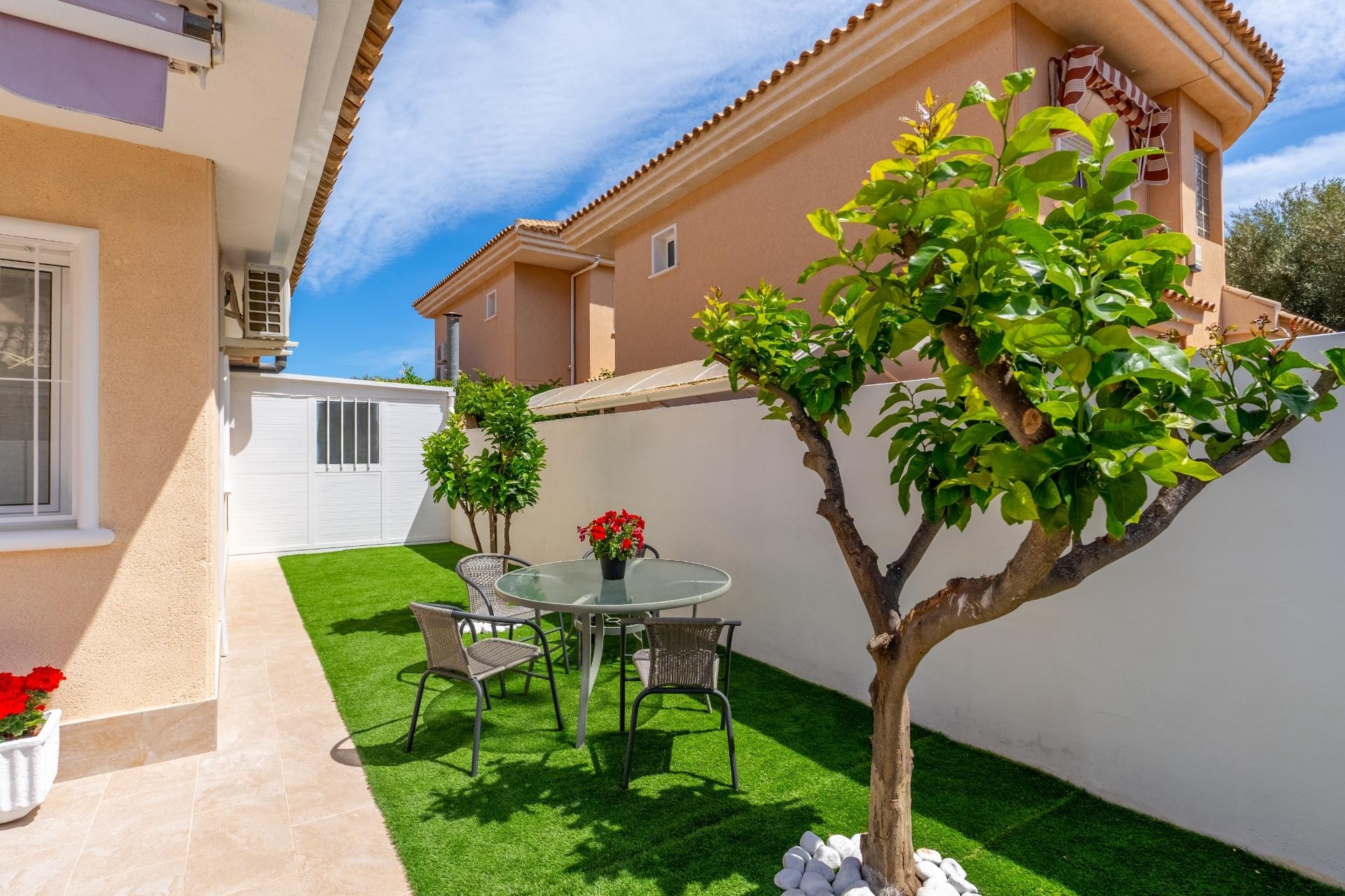 Resale - Chalet -
Torrevieja - Punta prima