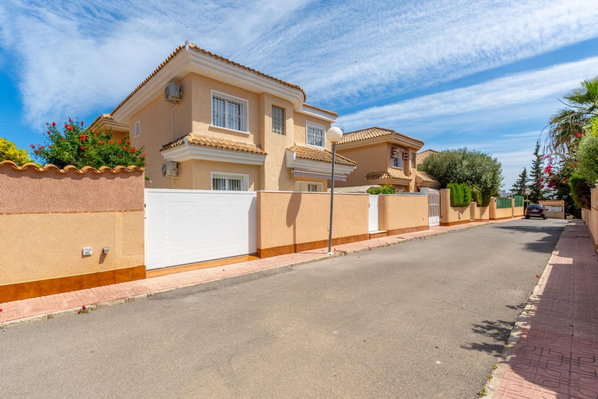 Resale - Chalet -
Torrevieja - Punta prima