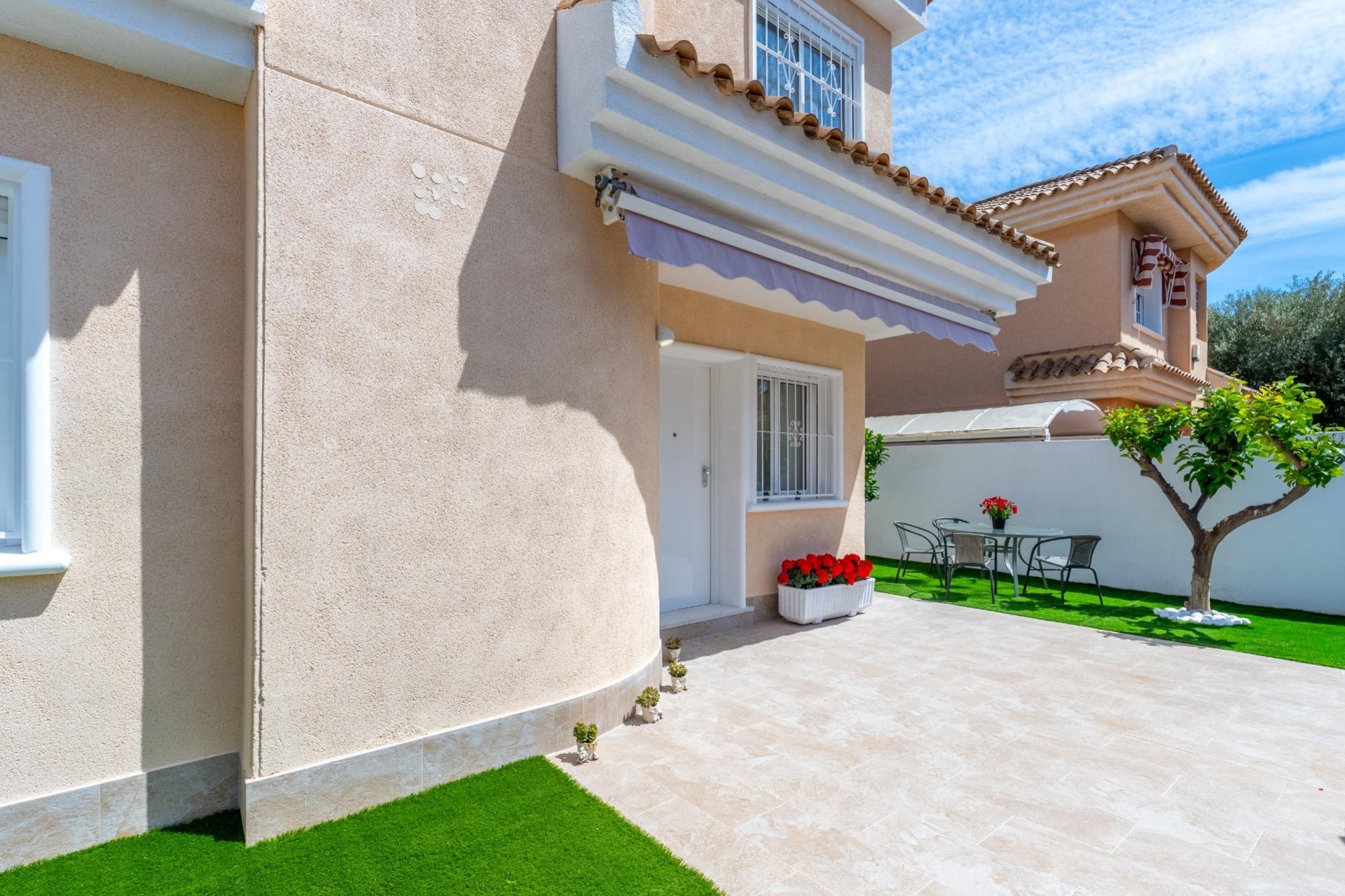 Resale - Chalet -
Torrevieja - Punta prima