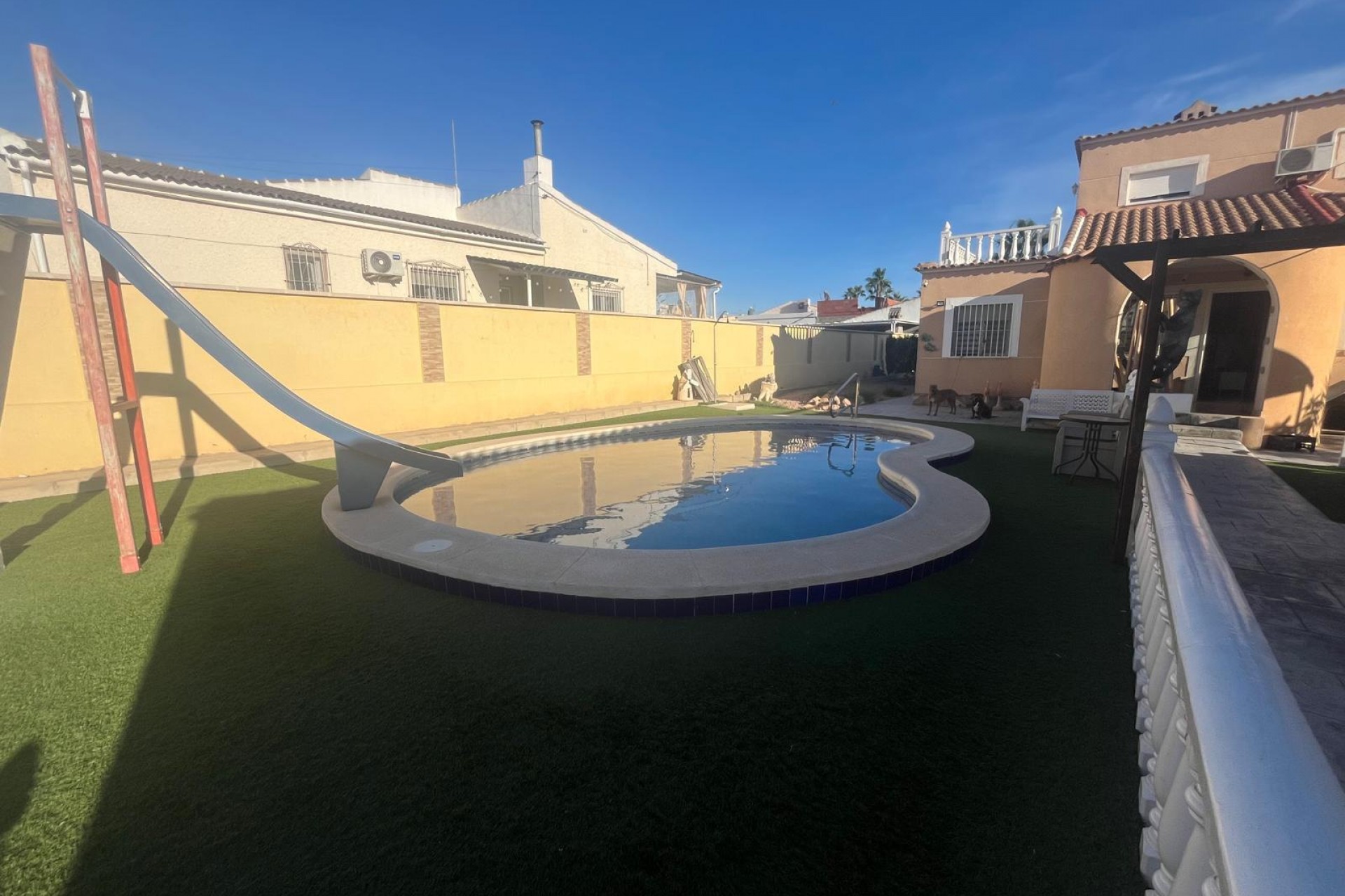 Resale - Chalet -
Torrevieja - San luis