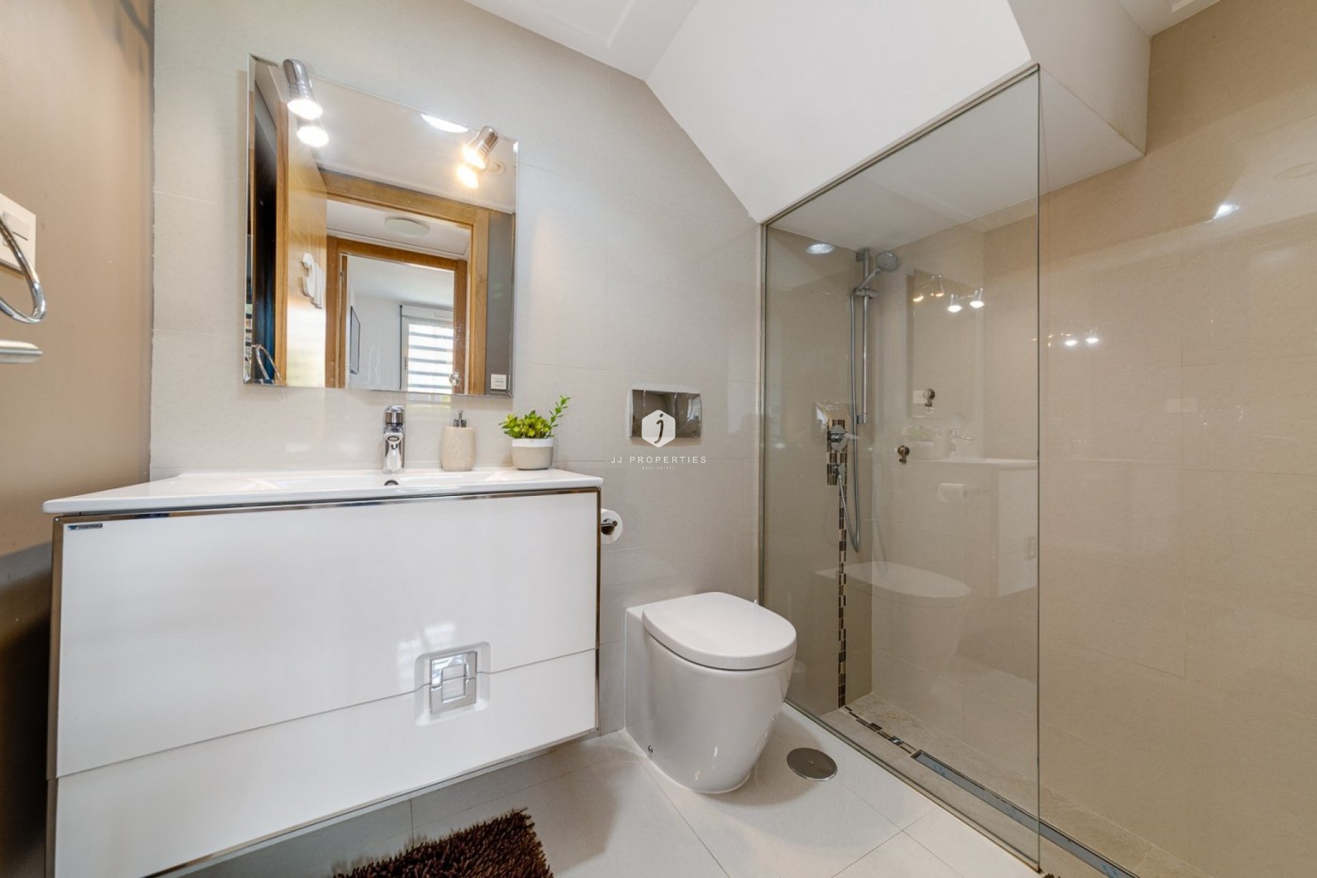 Resale - Chalet -
Torrevieja - Sector 25