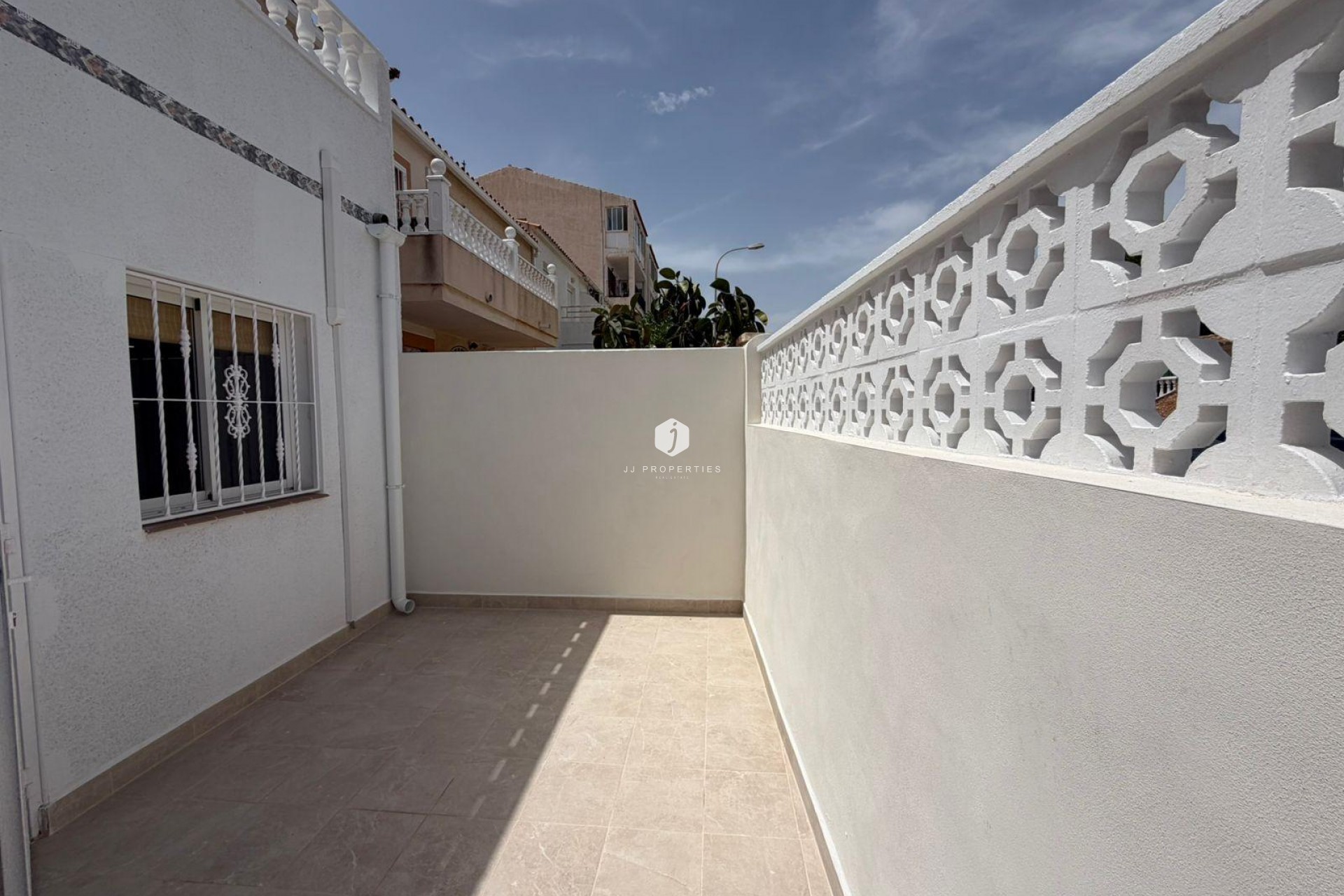 Resale - Chalet -
Torrevieja - Sector 25