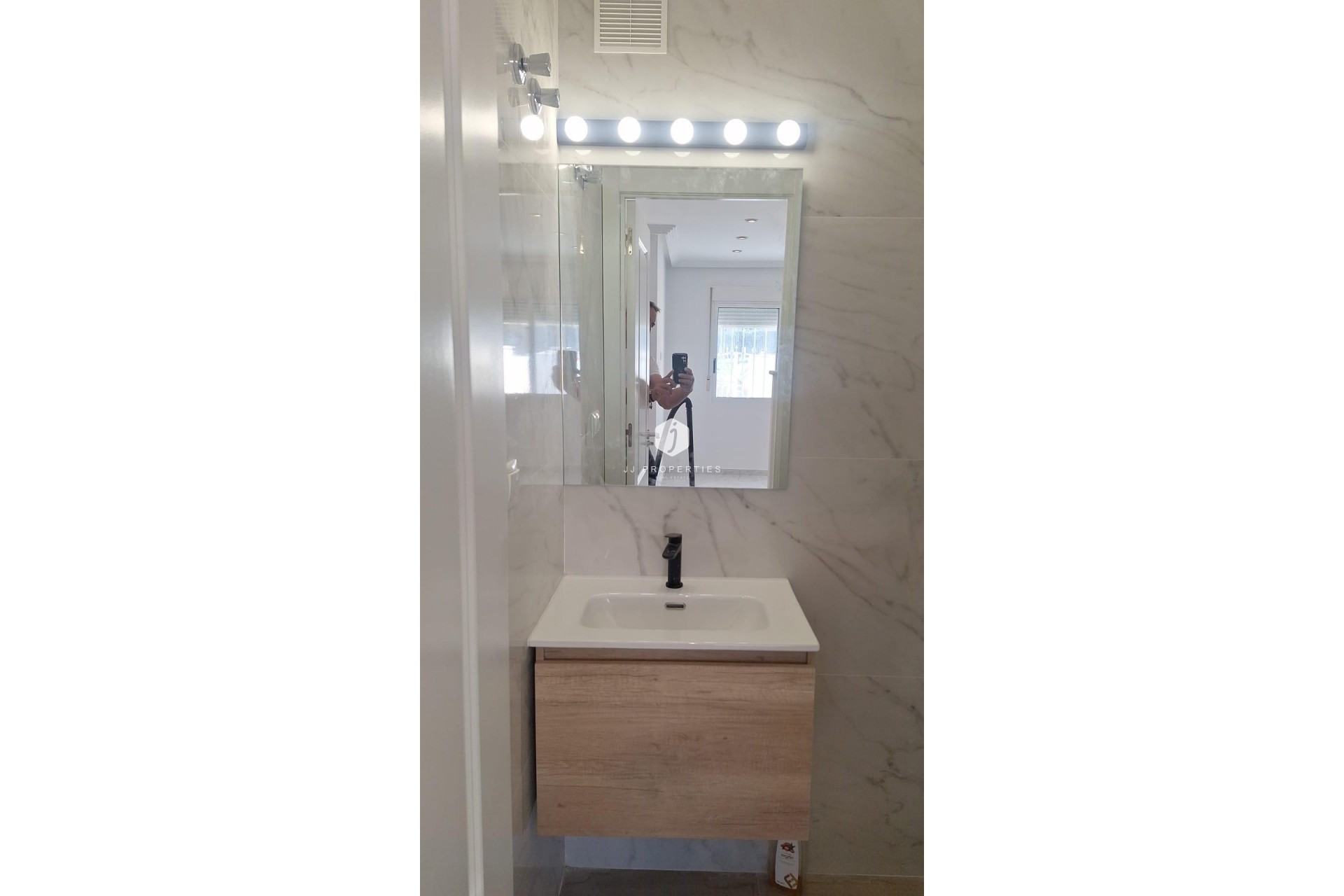 Resale - Chalet -
Torrevieja - Zona Los Frutales