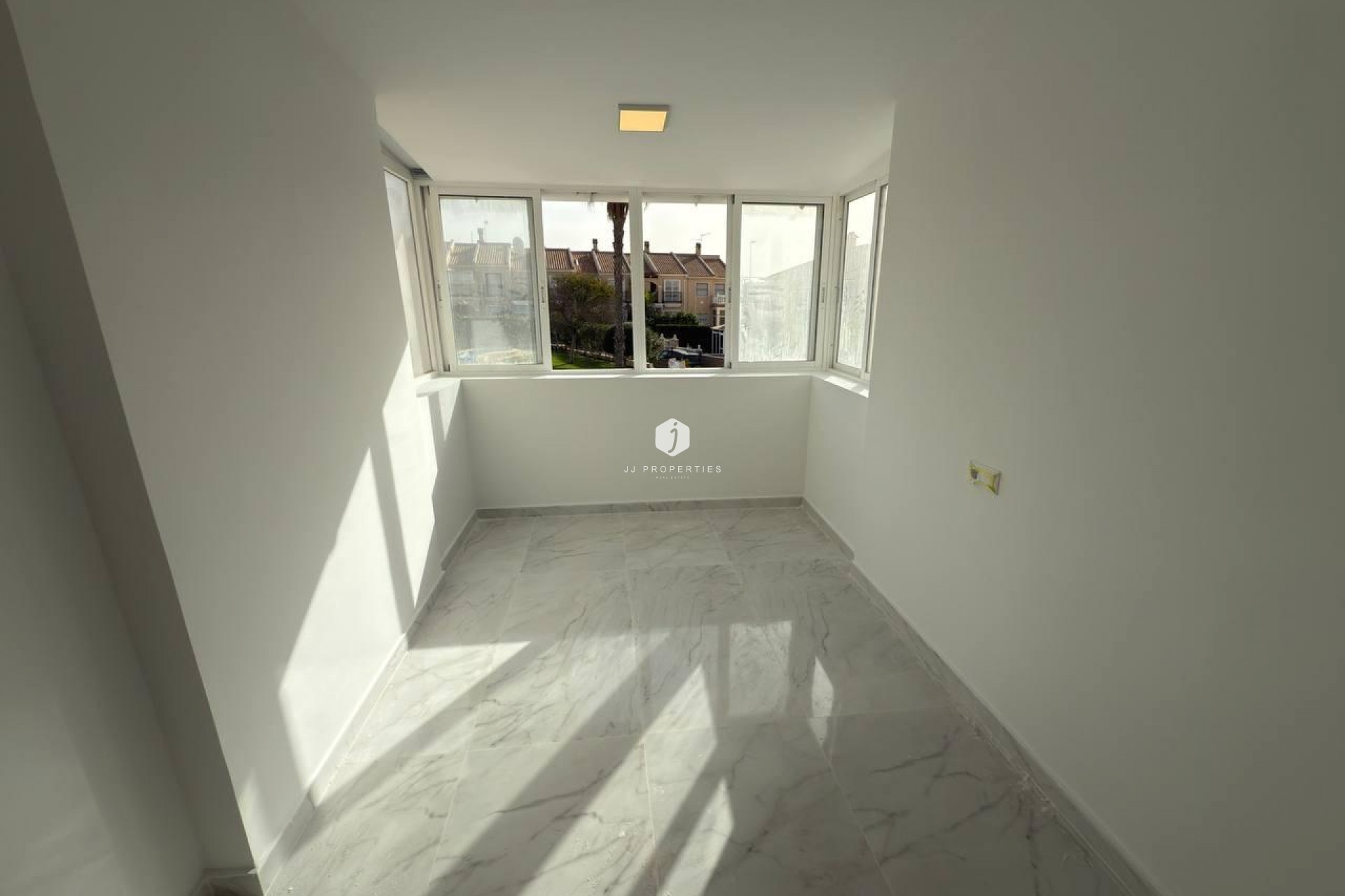 Resale - Chalet -
Torrevieja - Zona Los Frutales