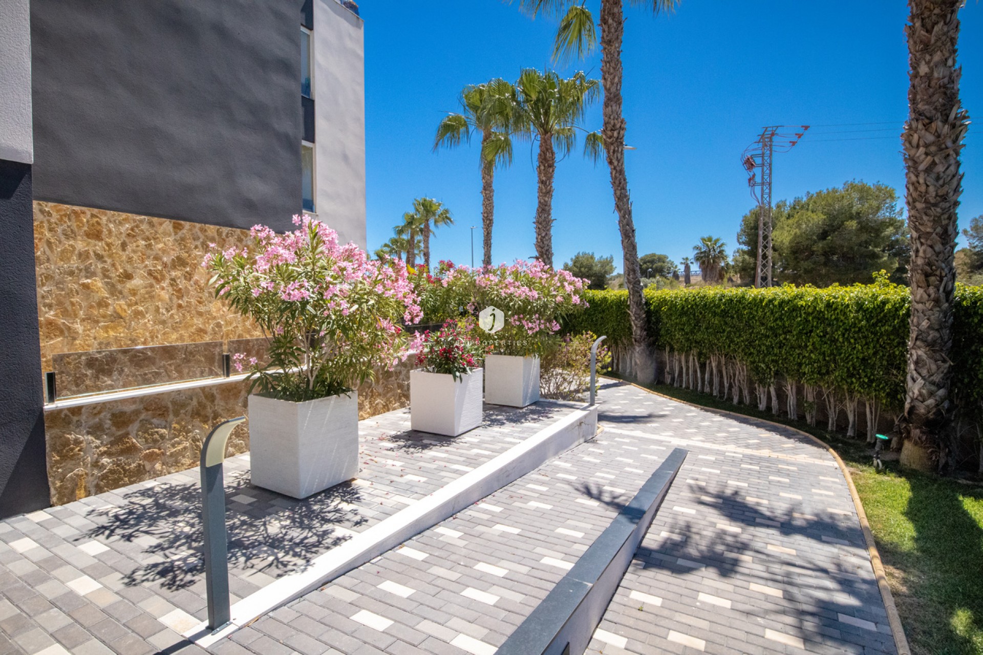 Resale - Penthouse -
Los Altos - AMANECER
