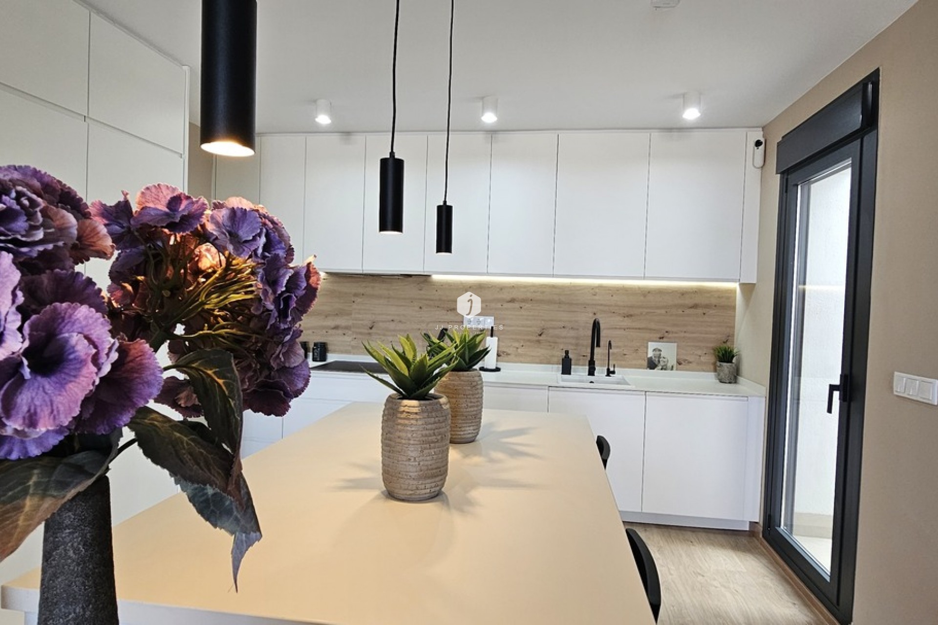 Resale - Villa -
Dolores - Sector 4