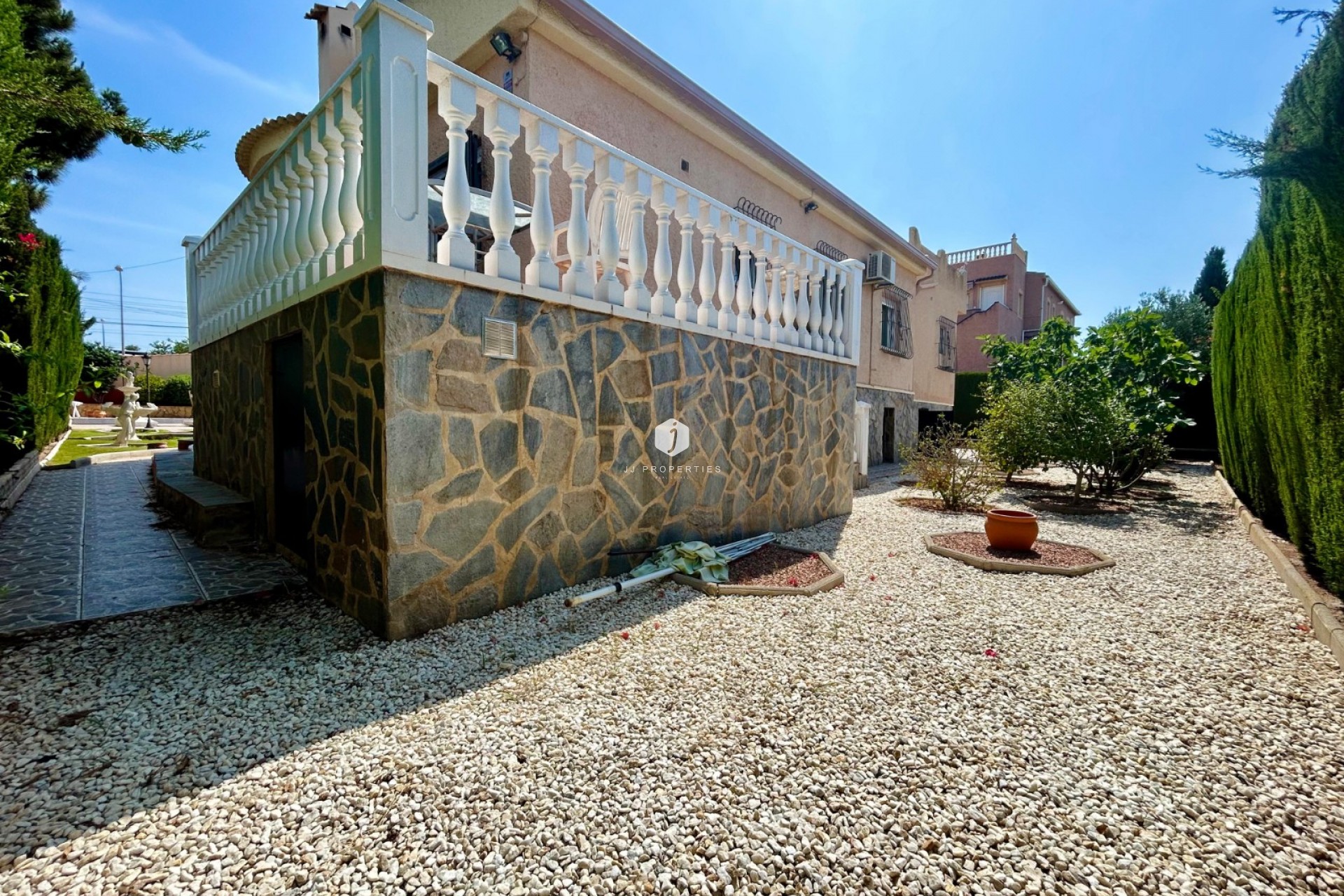 Resale - Villa -
El Chaparral - Inland