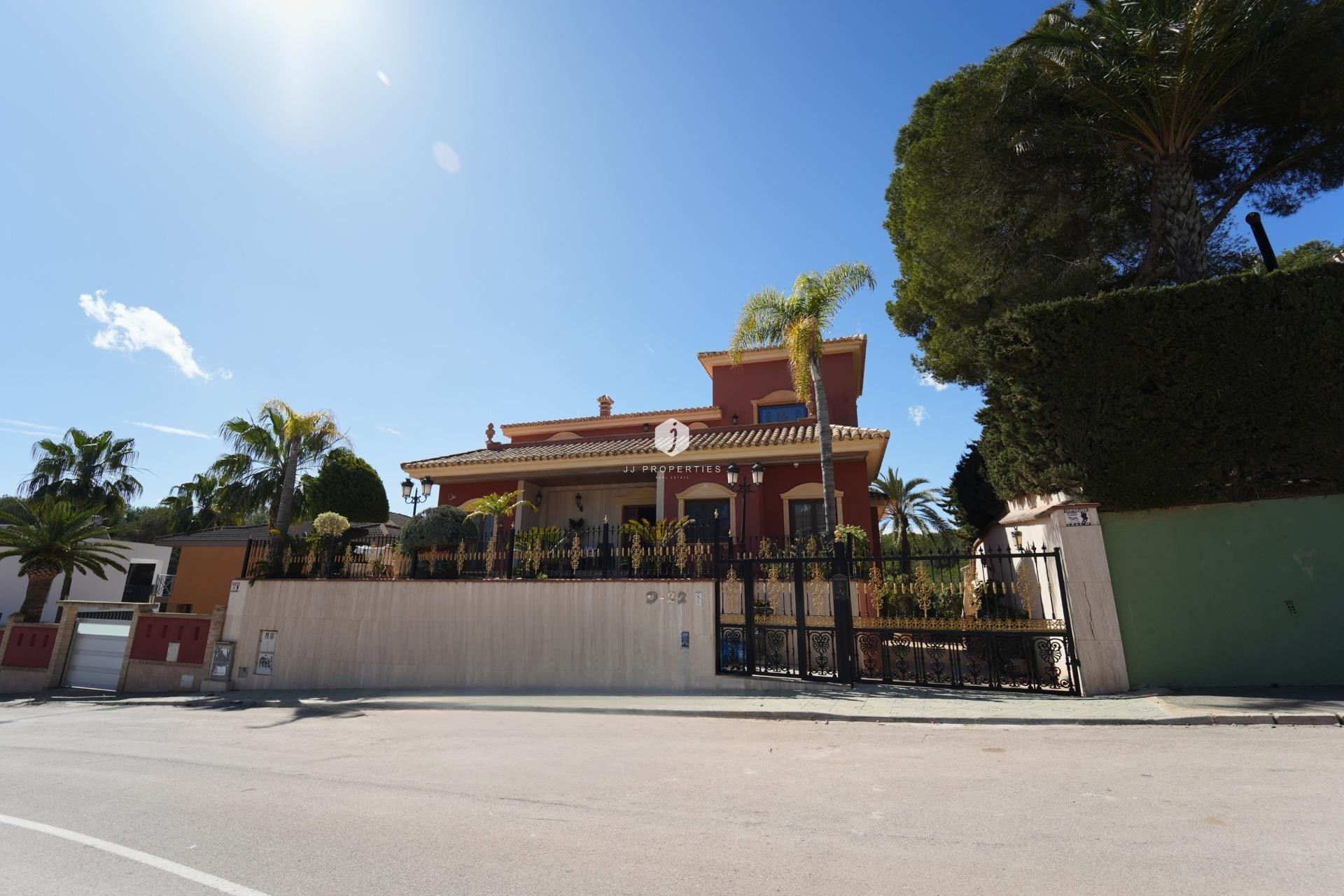 Resale - Villa -
Orihuela Costa - Campoamor