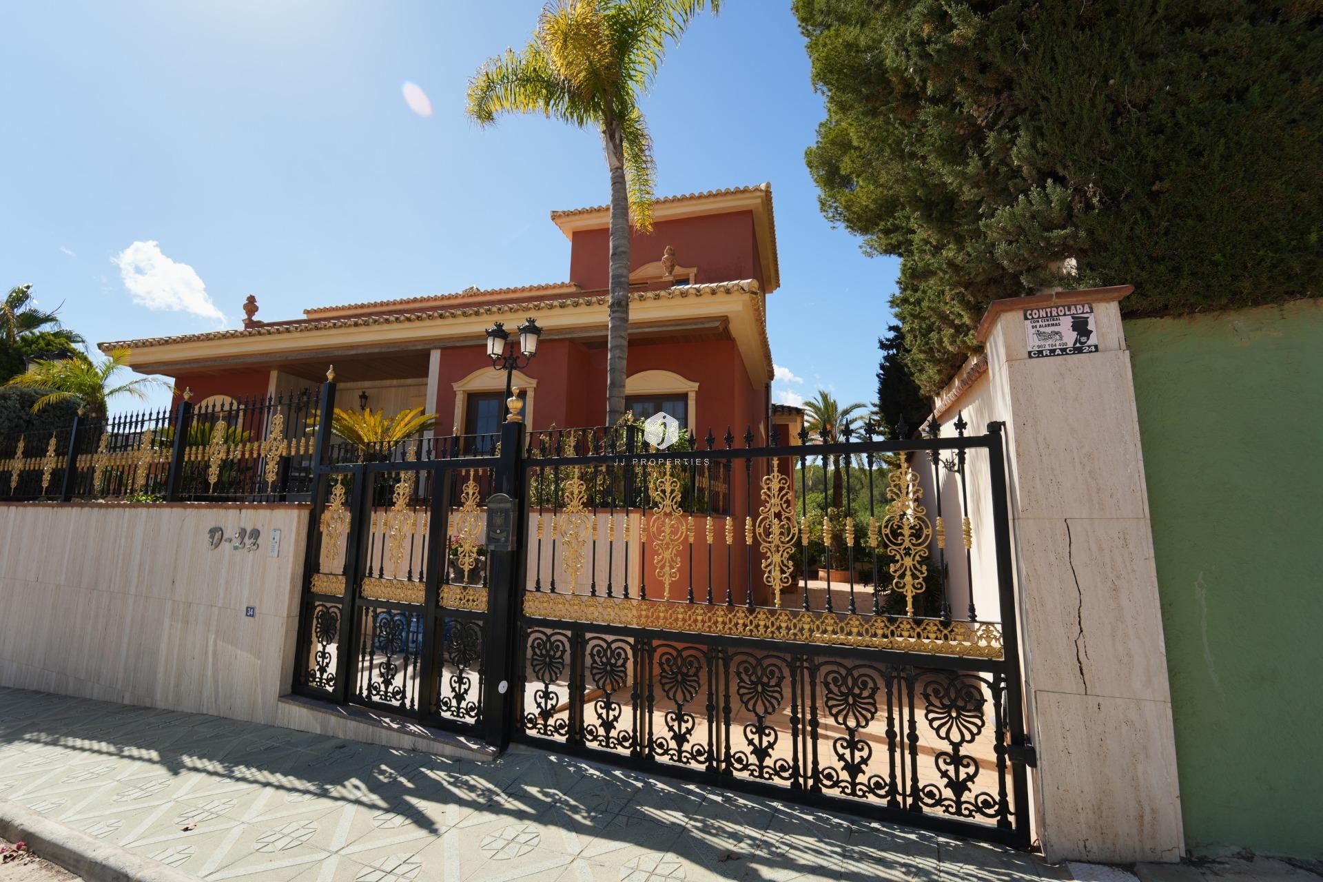 Resale - Villa -
Orihuela Costa - Campoamor