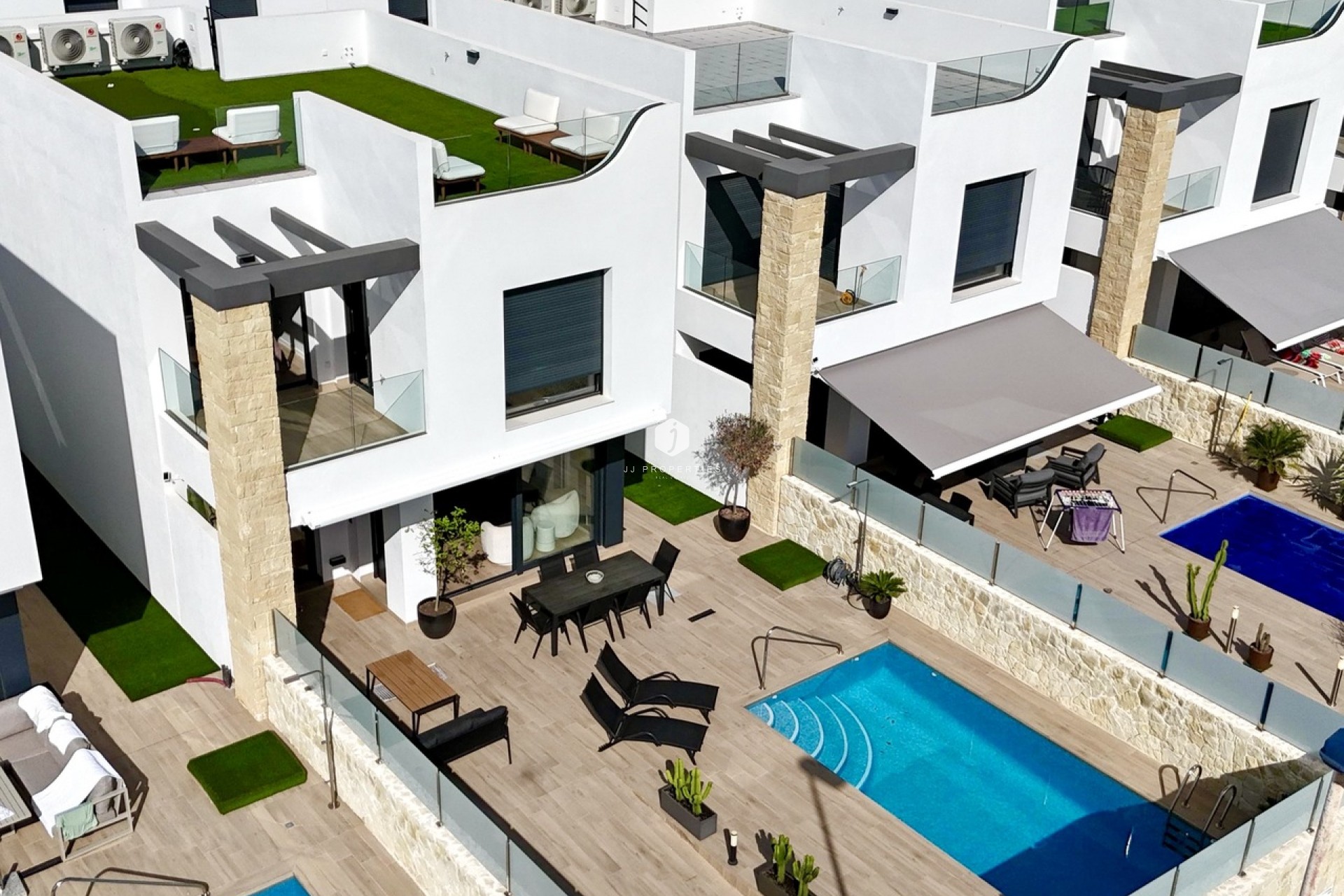 Resale - Villa -
Punta Prima - Costa Blanca