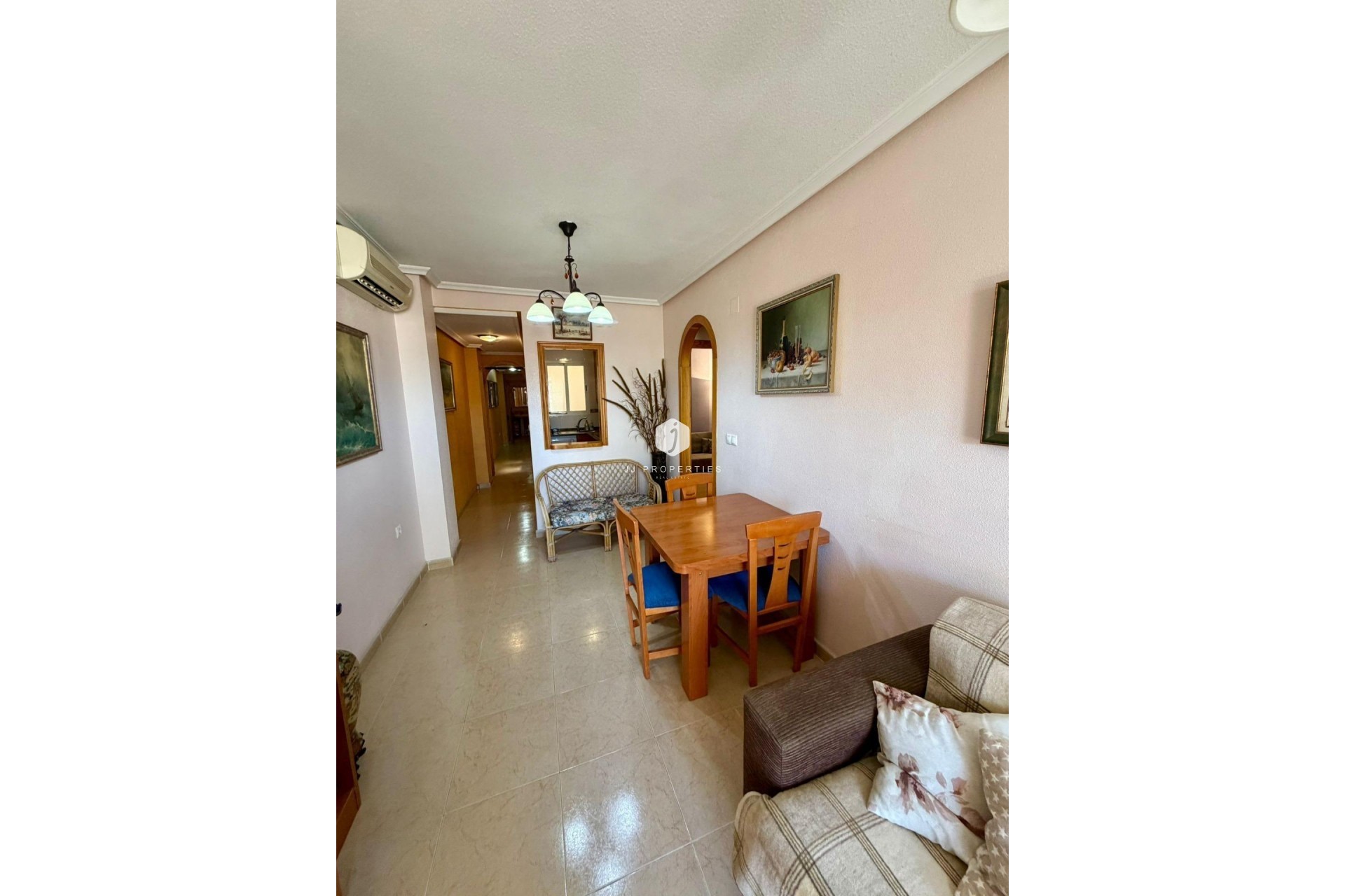 Resale - Villa -
Torrevieja - Centro