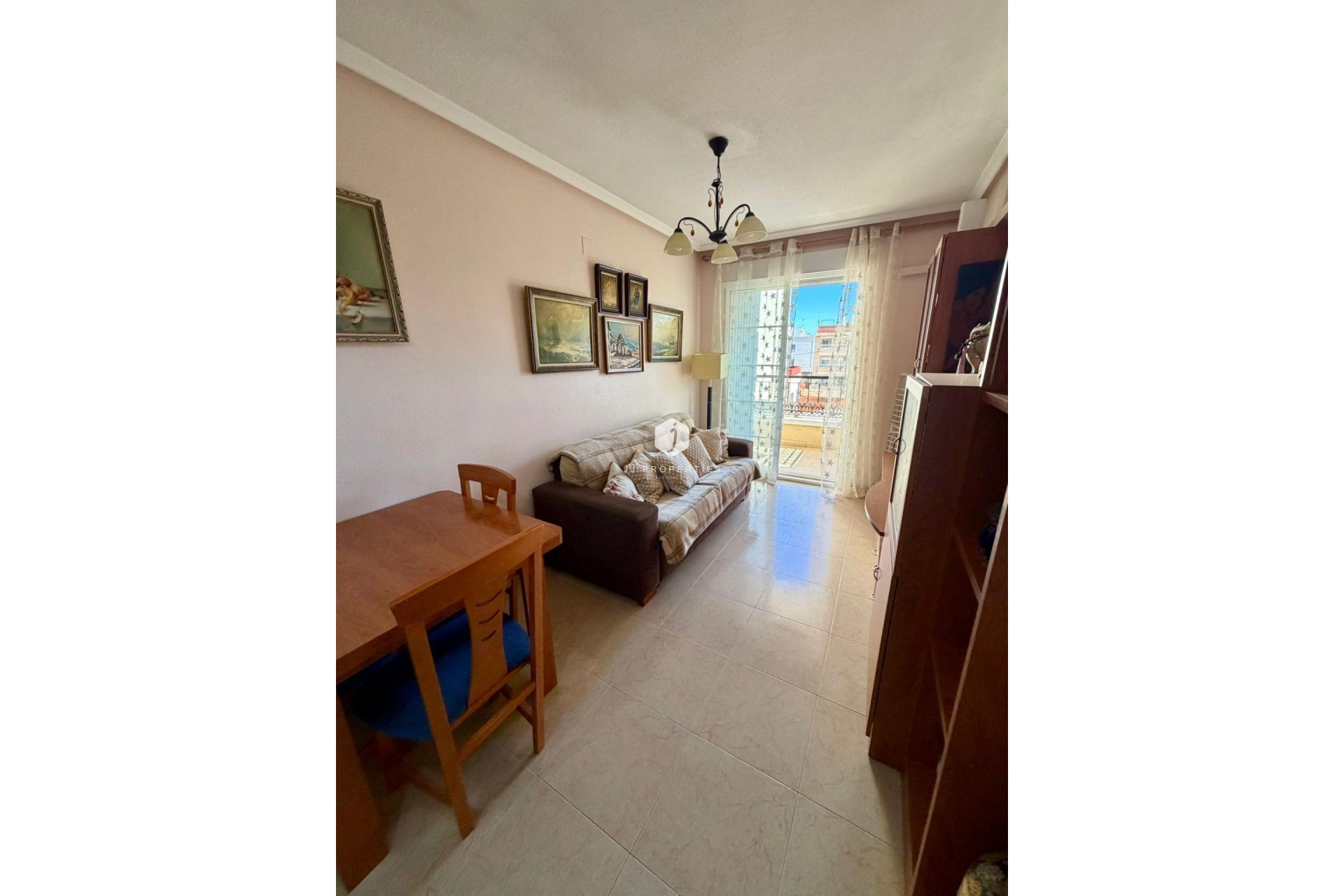 Resale - Villa -
Torrevieja - Centro