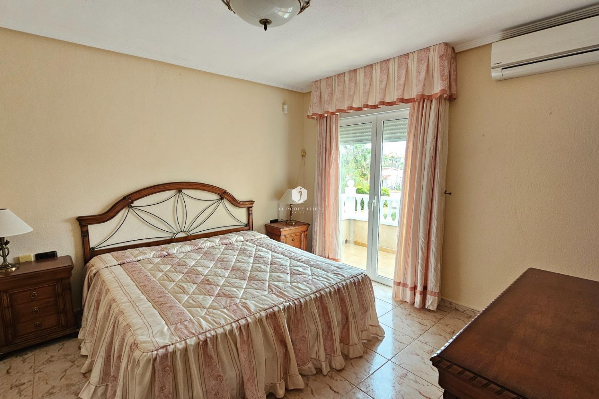 Resale - Villa -
Torrevieja - El chaparral