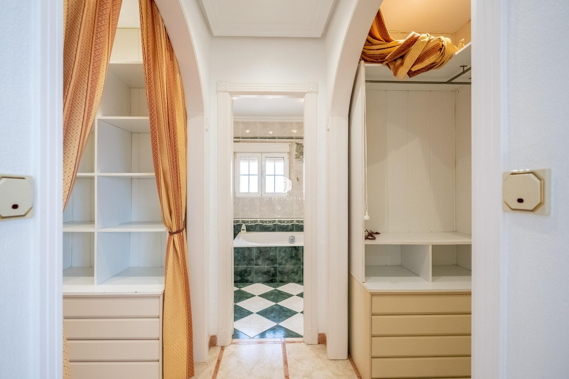 Resale - Villa -
Torrevieja - El chaparral