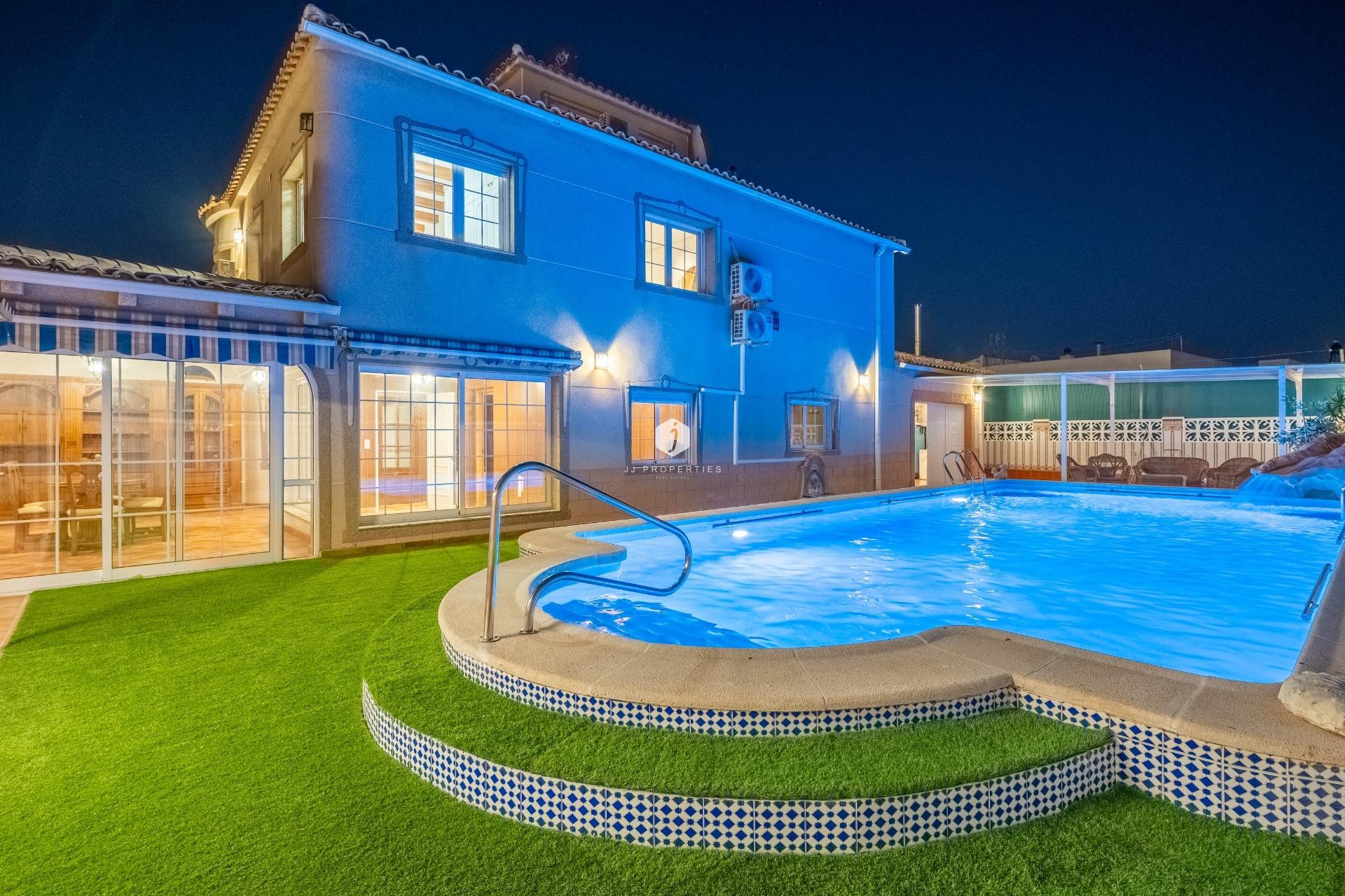 Resale - Villa -
Torrevieja - El chaparral
