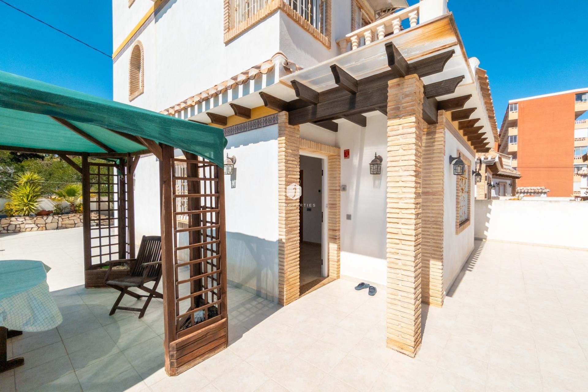 Resale - Villa -
Torrevieja - La Mata